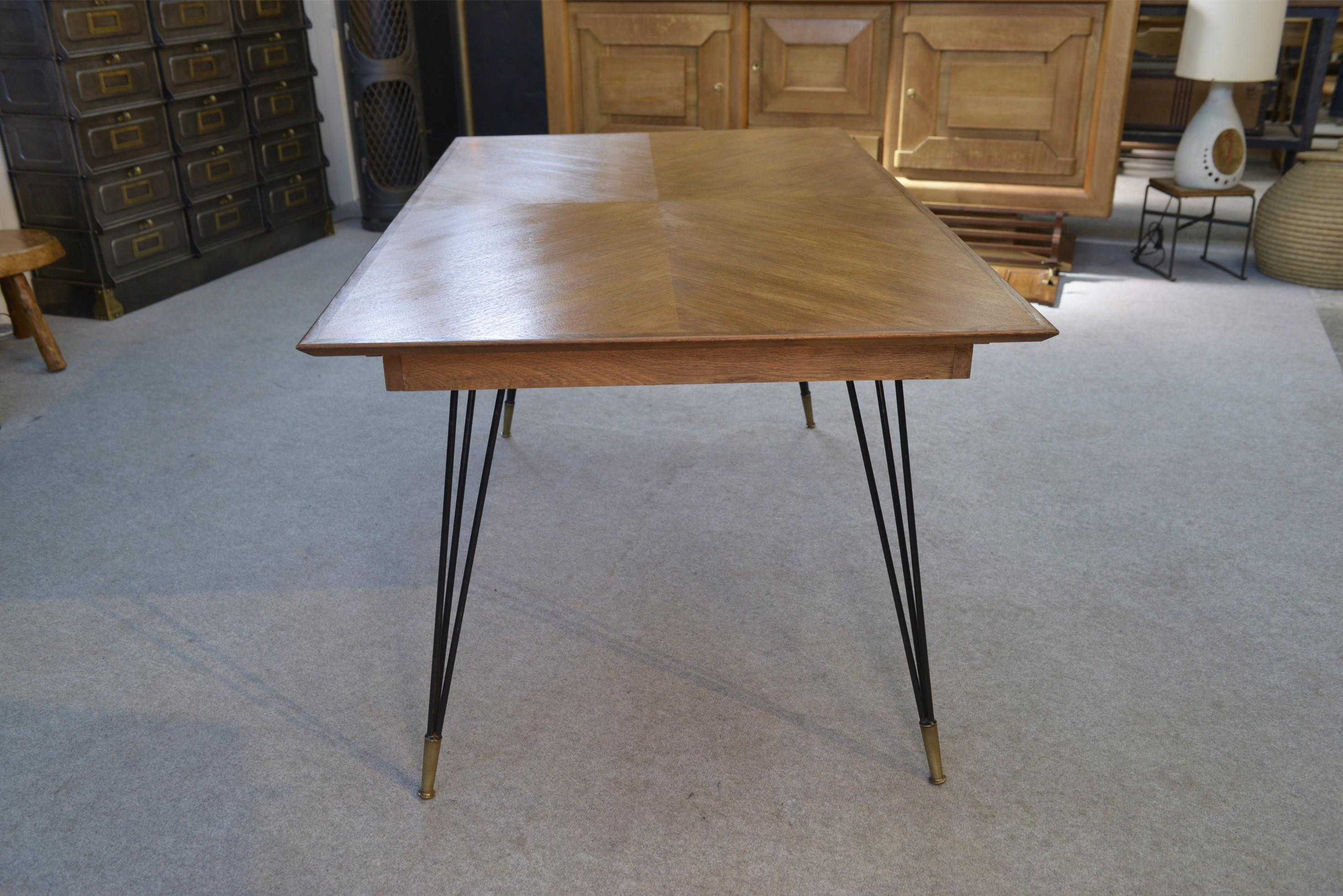 Table en chêne et pied en fonte et bronze design italien 1960's Bon état - En vente à TOURCOING, FR