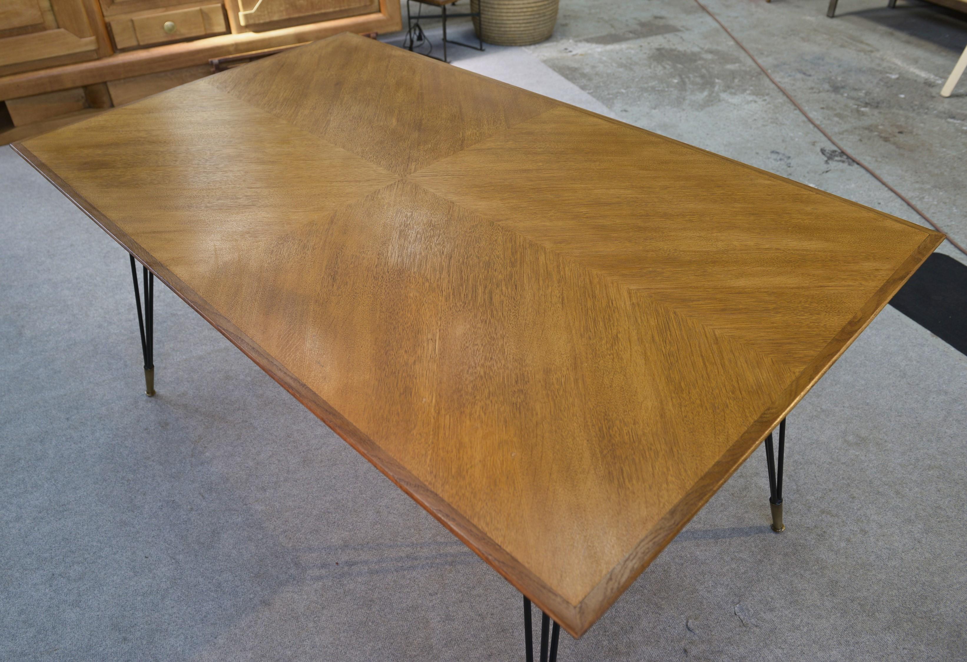 Milieu du XXe siècle Table en chêne et pied en fonte et bronze design italien 1960's en vente