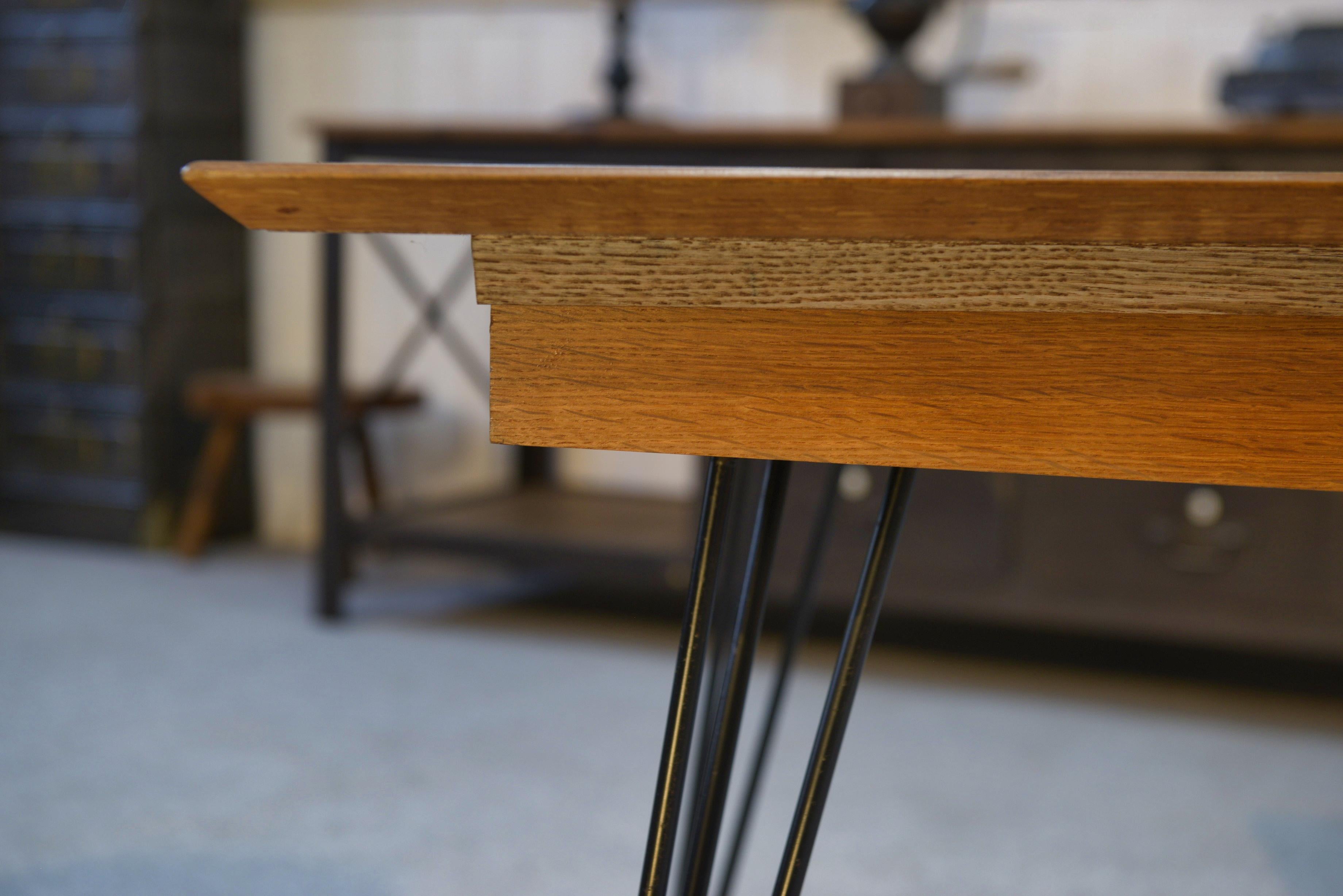 Chêne Table en chêne et pied en fonte et bronze design italien 1960's en vente