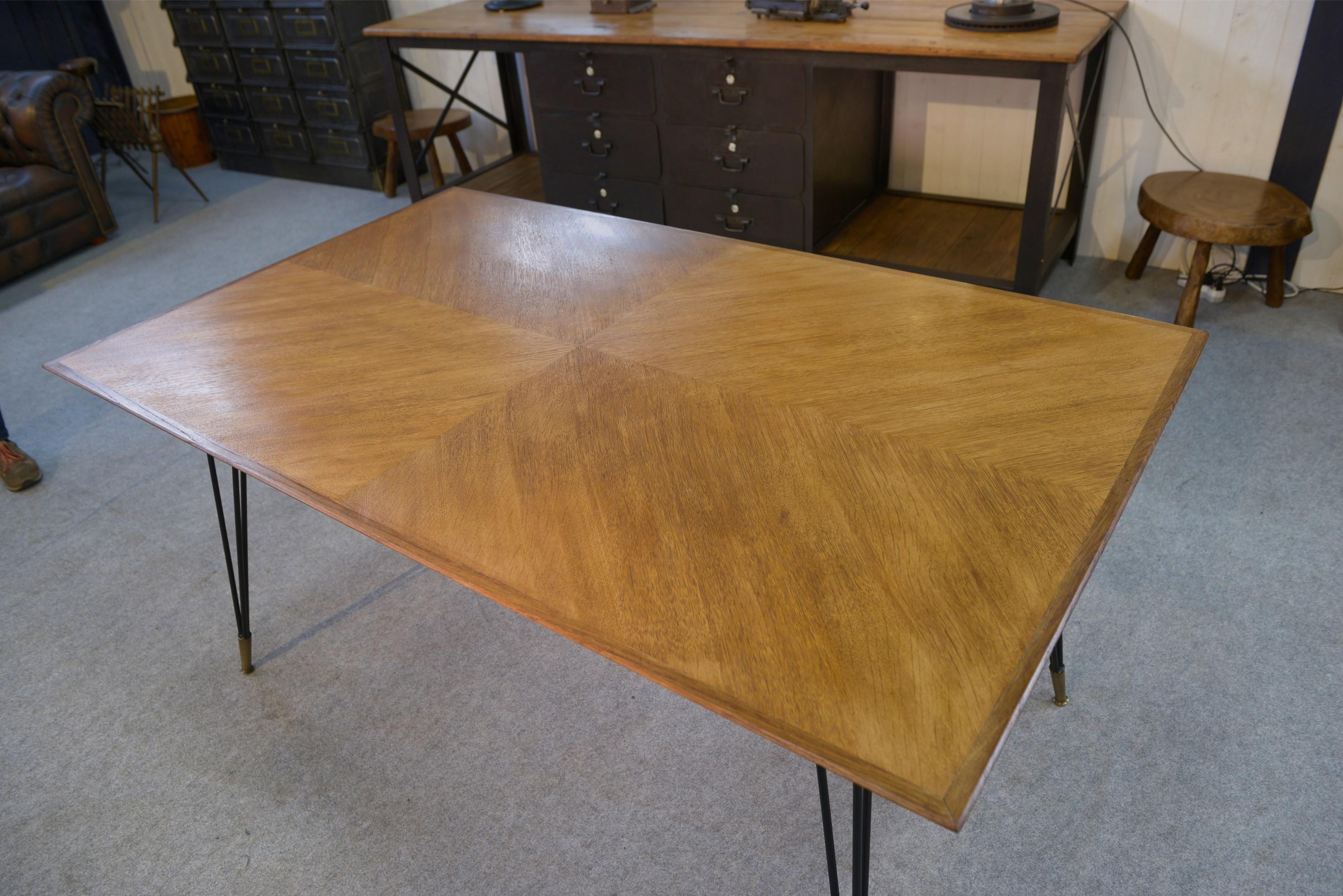 Table en chêne et pied en fonte et bronze design italien 1960's en vente 1