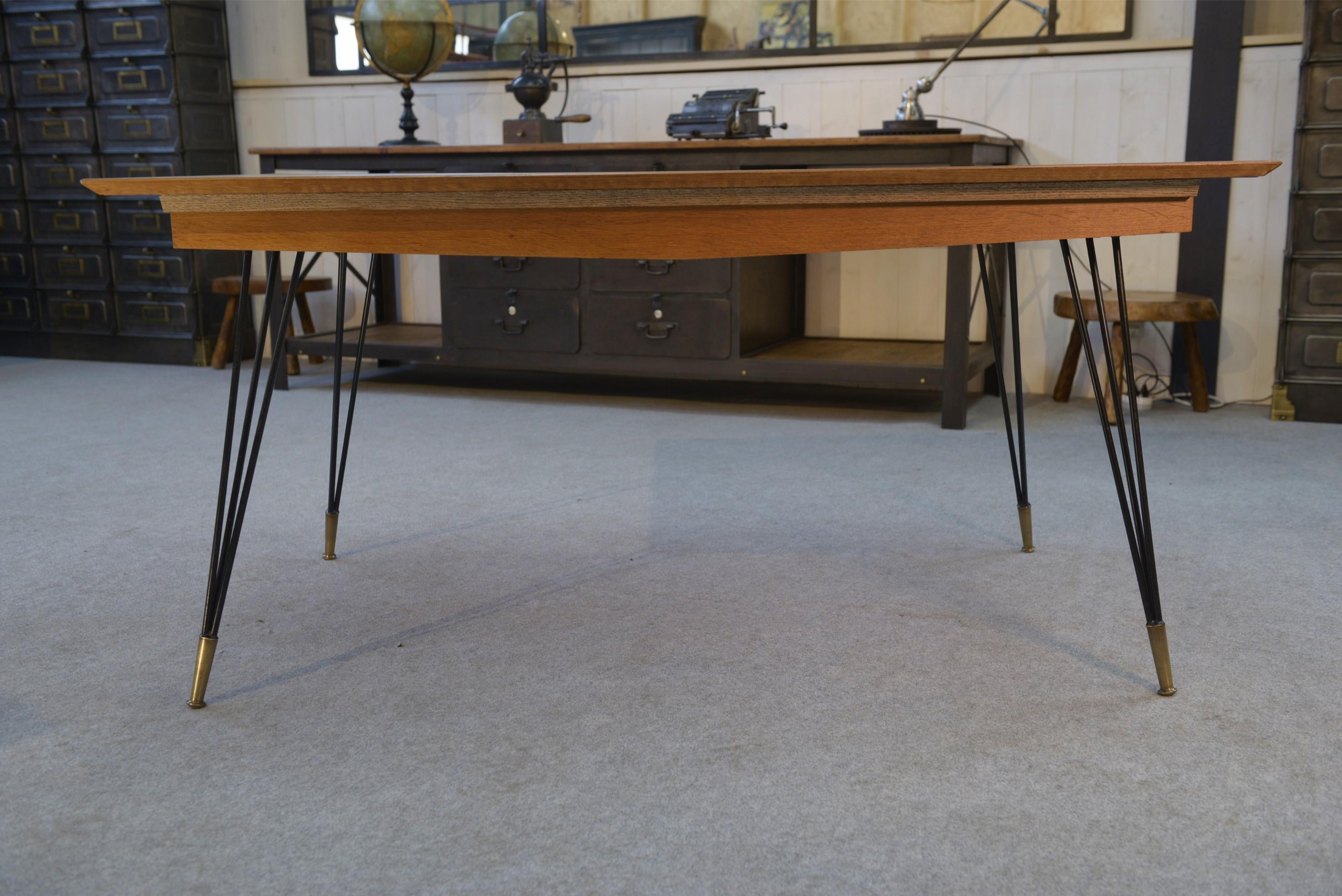 Table en chêne et pied en fonte et bronze design italien 1960's en vente 2