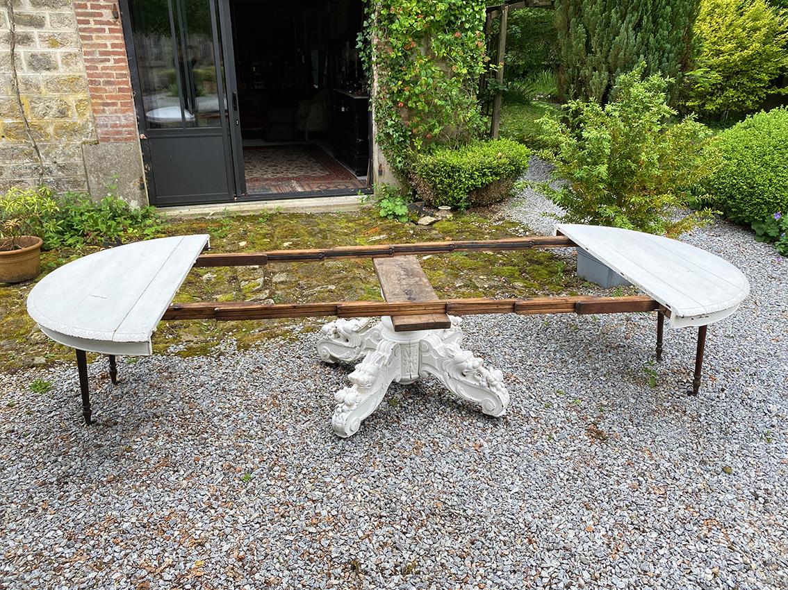 Table en chêne laqué blanc, pied central richement sculpté. Fin XIXe For Sale 2