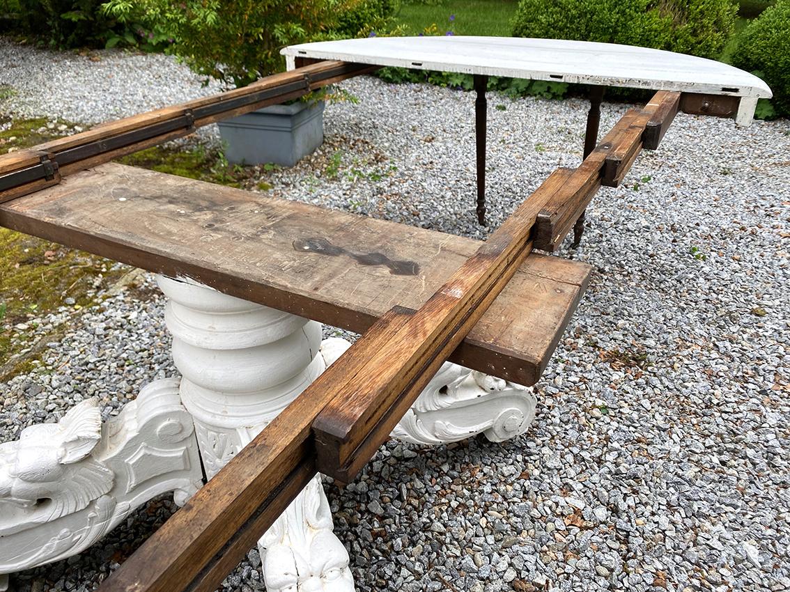 Table en chêne laqué blanc, pied central richement sculpté. Fin XIXe For Sale 3
