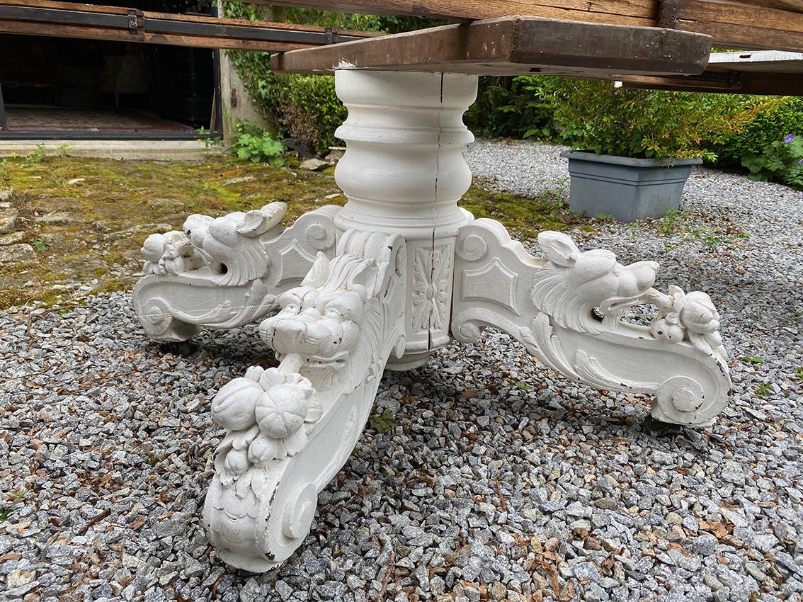 Table en chêne laqué blanc, pied central richement sculpté. Fin XIXe For Sale 4