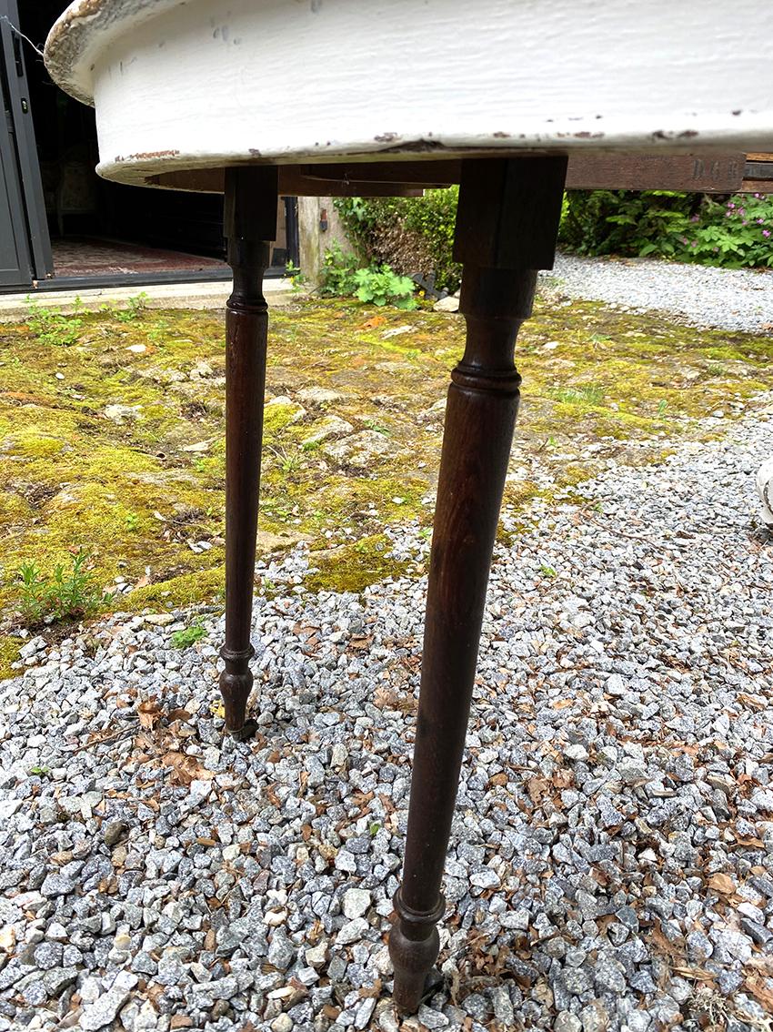 Table en chêne laqué blanc, pied central richement sculpté. Fin XIXe For Sale 5