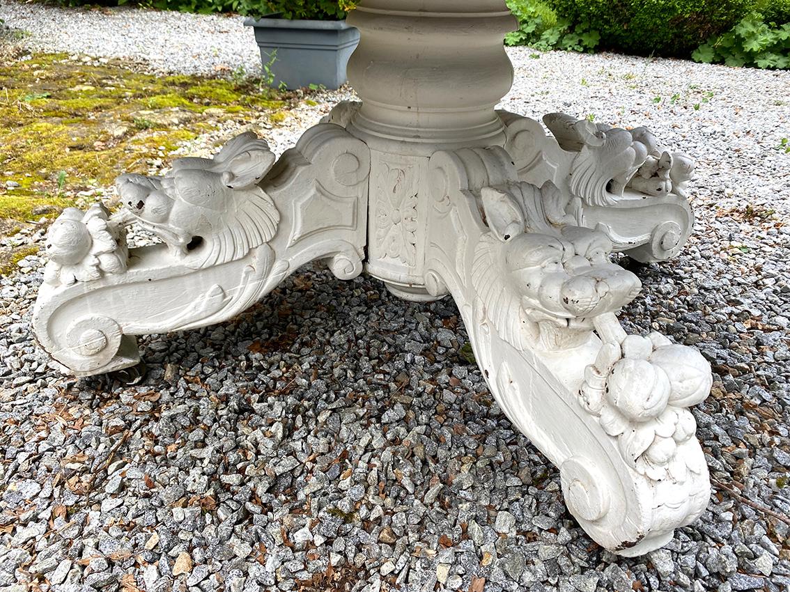 Other Table en chêne laqué blanc, pied central richement sculpté. Fin XIXe For Sale