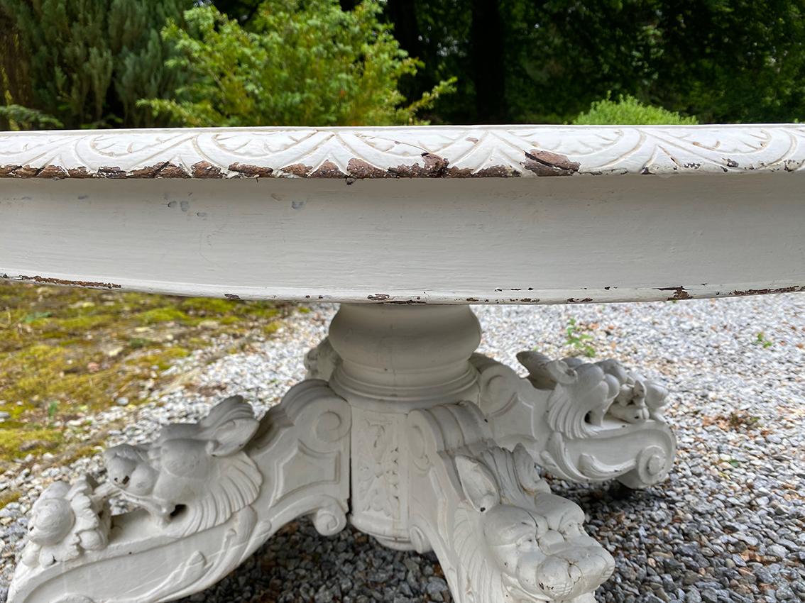 Table en chêne laqué blanc, pied central richement sculpté. Fin XIXe In Fair Condition For Sale In ROYÈRE-DE-VASSIVIÈRE, FR