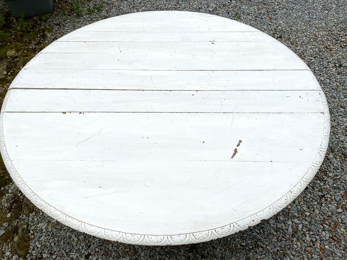 19th Century Table en chêne laqué blanc, pied central richement sculpté. Fin XIXe For Sale
