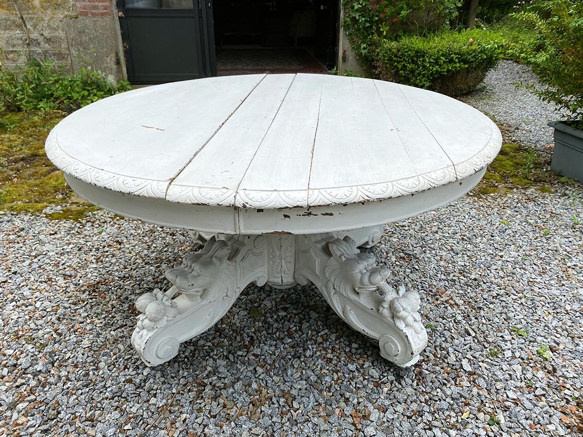 Oak Table en chêne laqué blanc, pied central richement sculpté. Fin XIXe For Sale