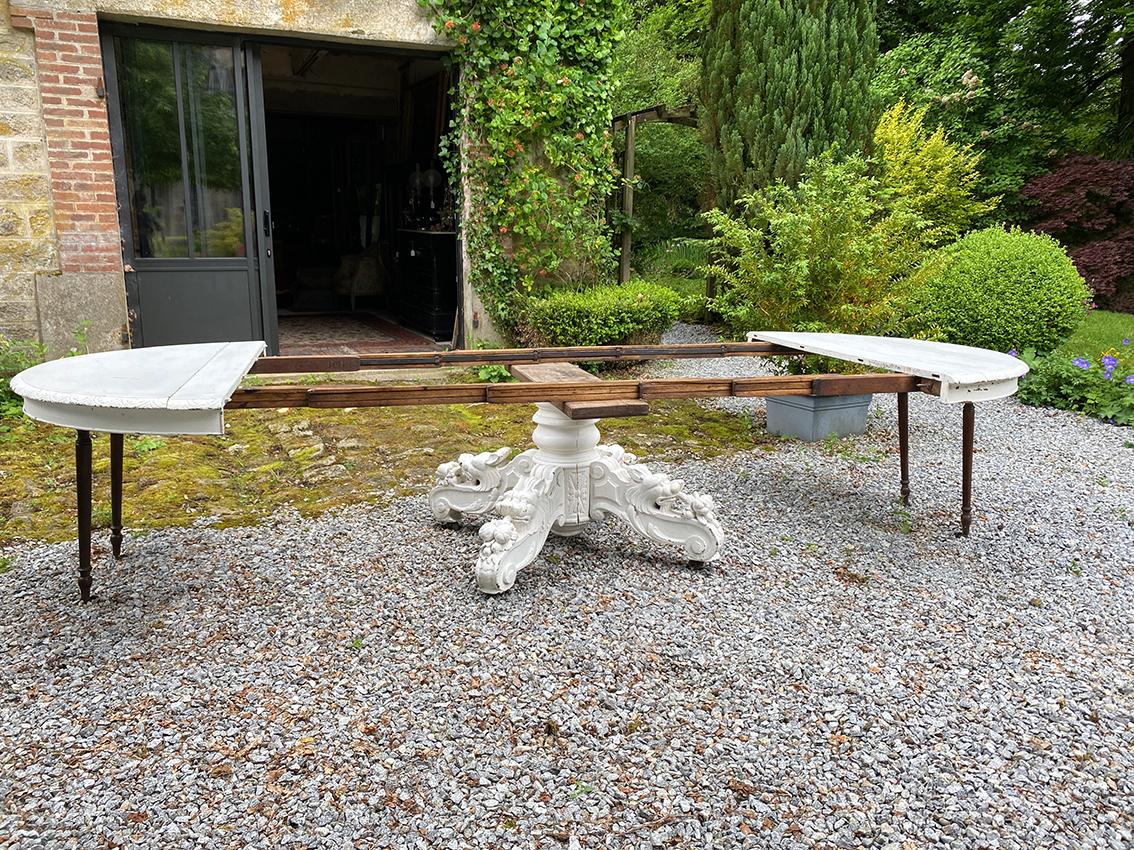 Table en chêne laqué blanc, pied central richement sculpté. Fin XIXe For Sale 1