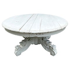 Table en chêne laqué blanc, pied central richement sculpté. Fin XIXe