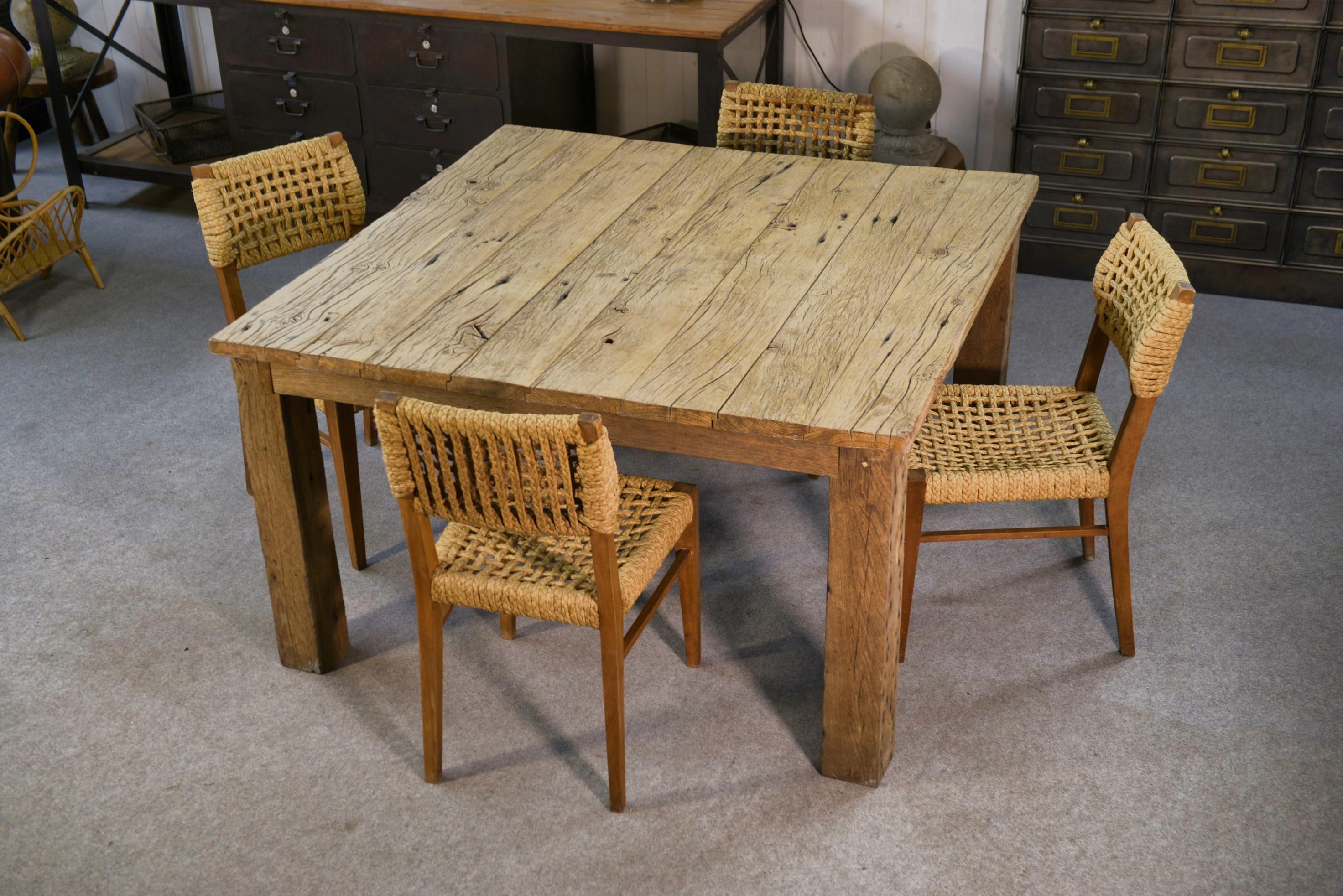 Mid-Century Modern Table en chêne massif finition brossé For Sale