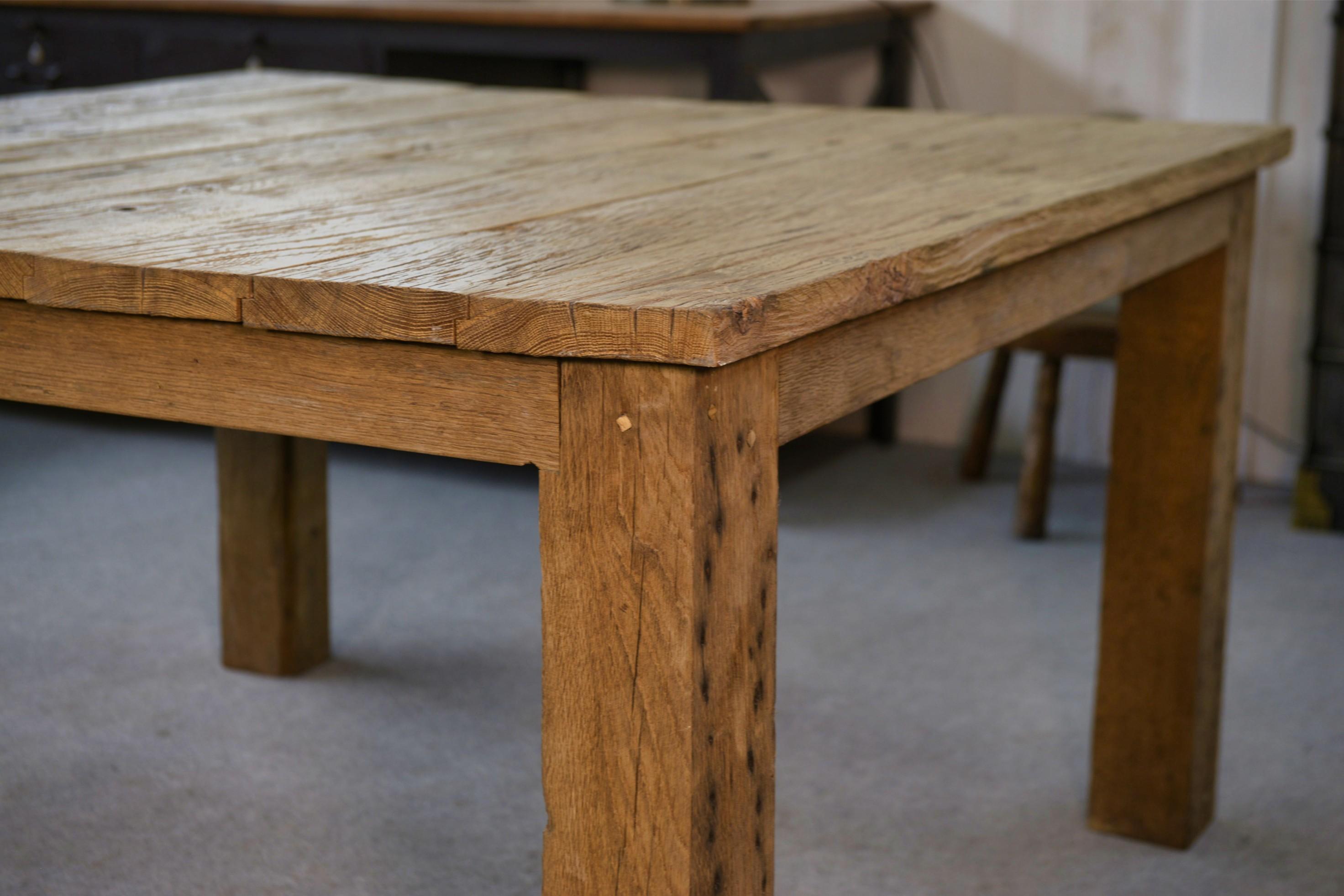 Mid-20th Century Table en chêne massif finition brossé For Sale