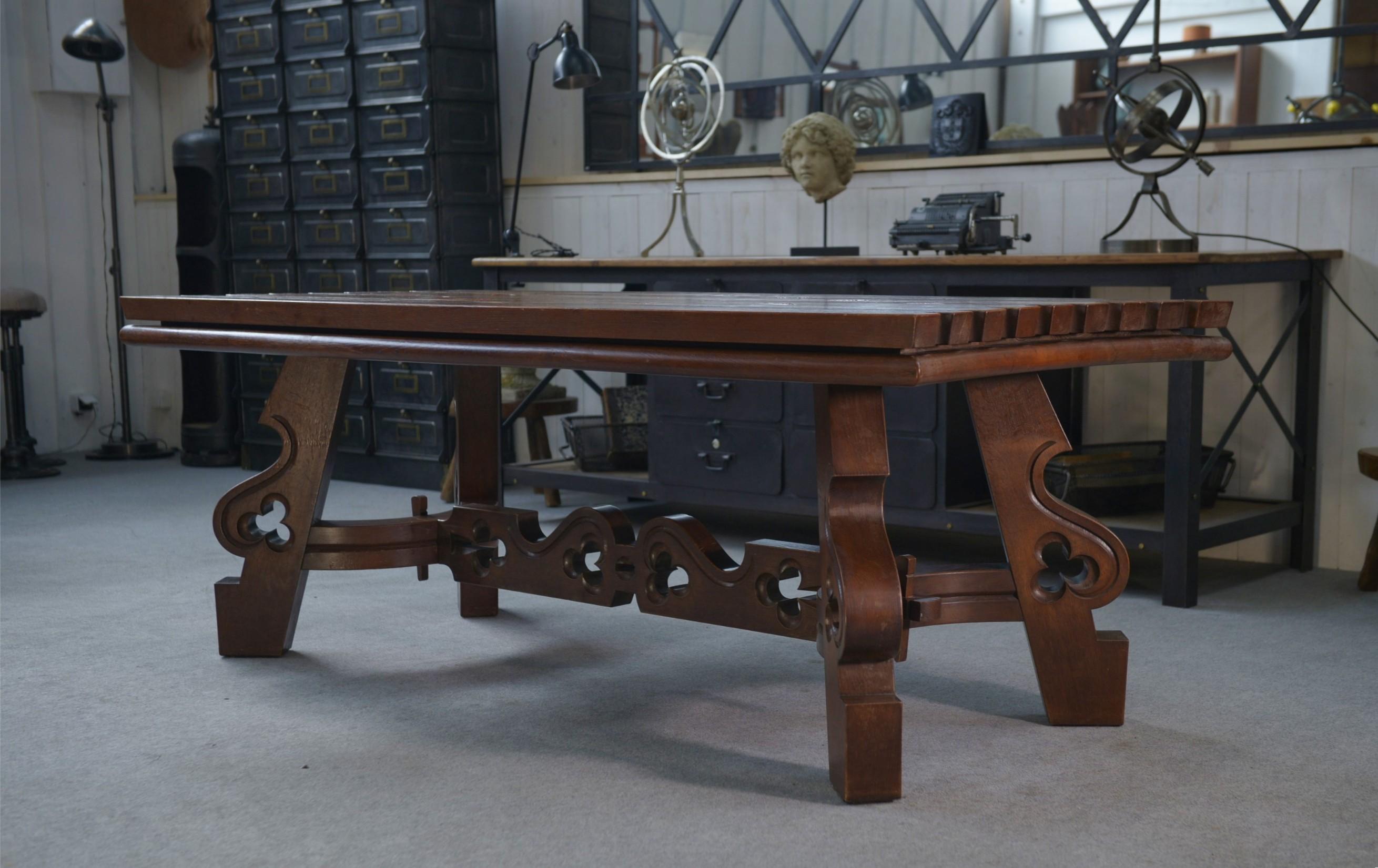 Table en chêne rustique avec incrustations de céramiques style Joseph Savina en vente 3