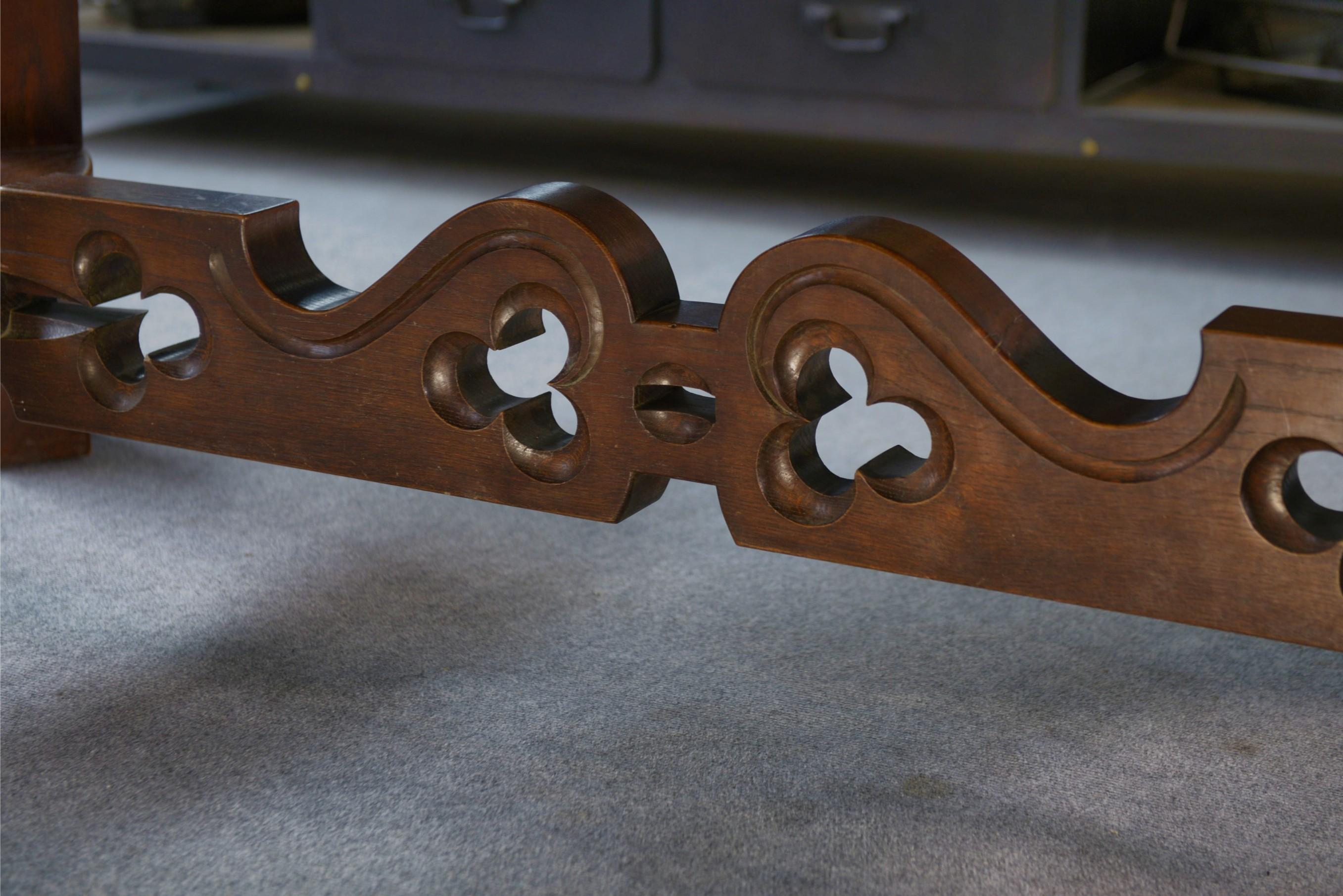 Table en chêne rustique avec incrustations de céramiques style Joseph Savina en vente 5