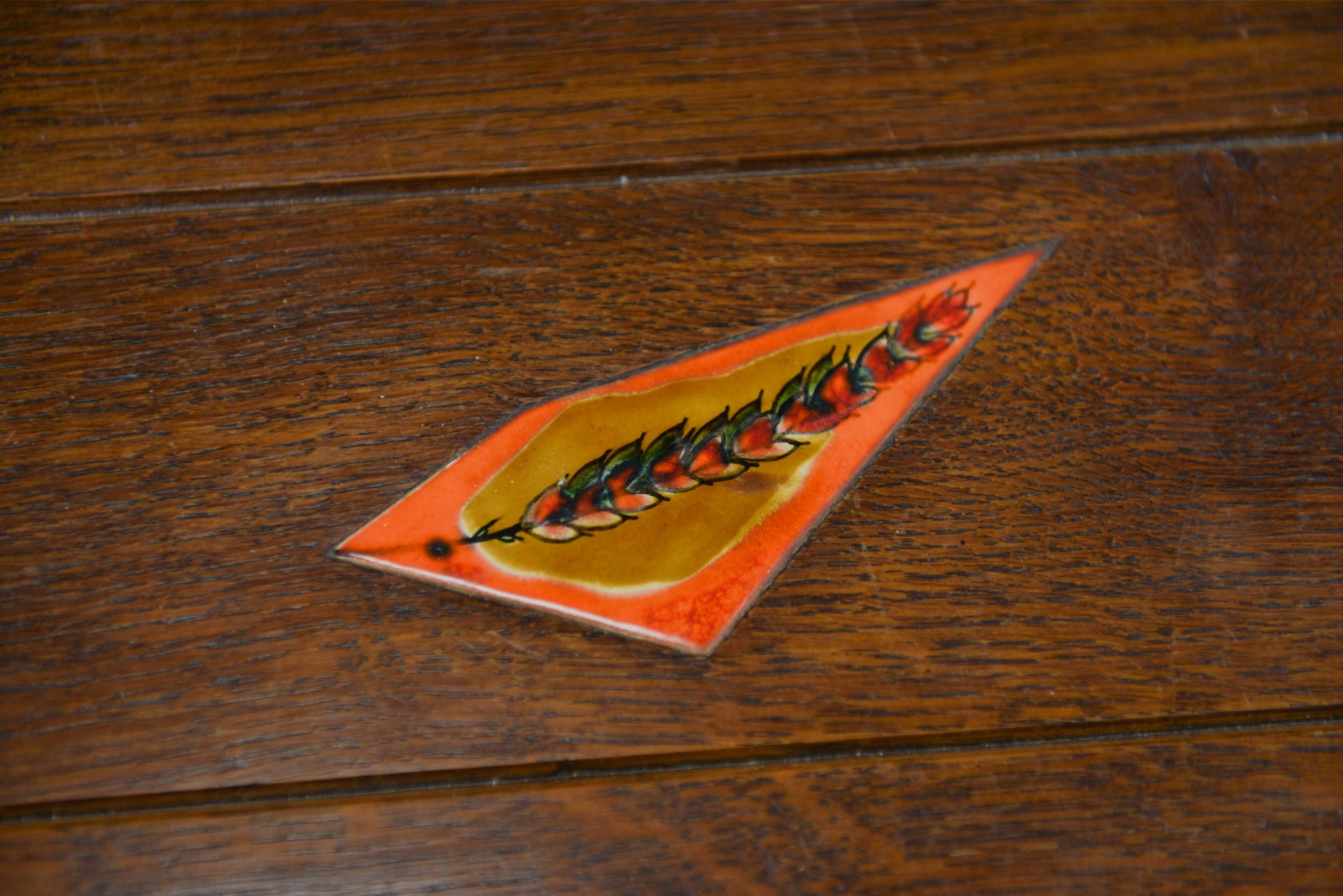 Table en chêne rustique avec incrustations de céramiques style Joseph Savina en vente 8