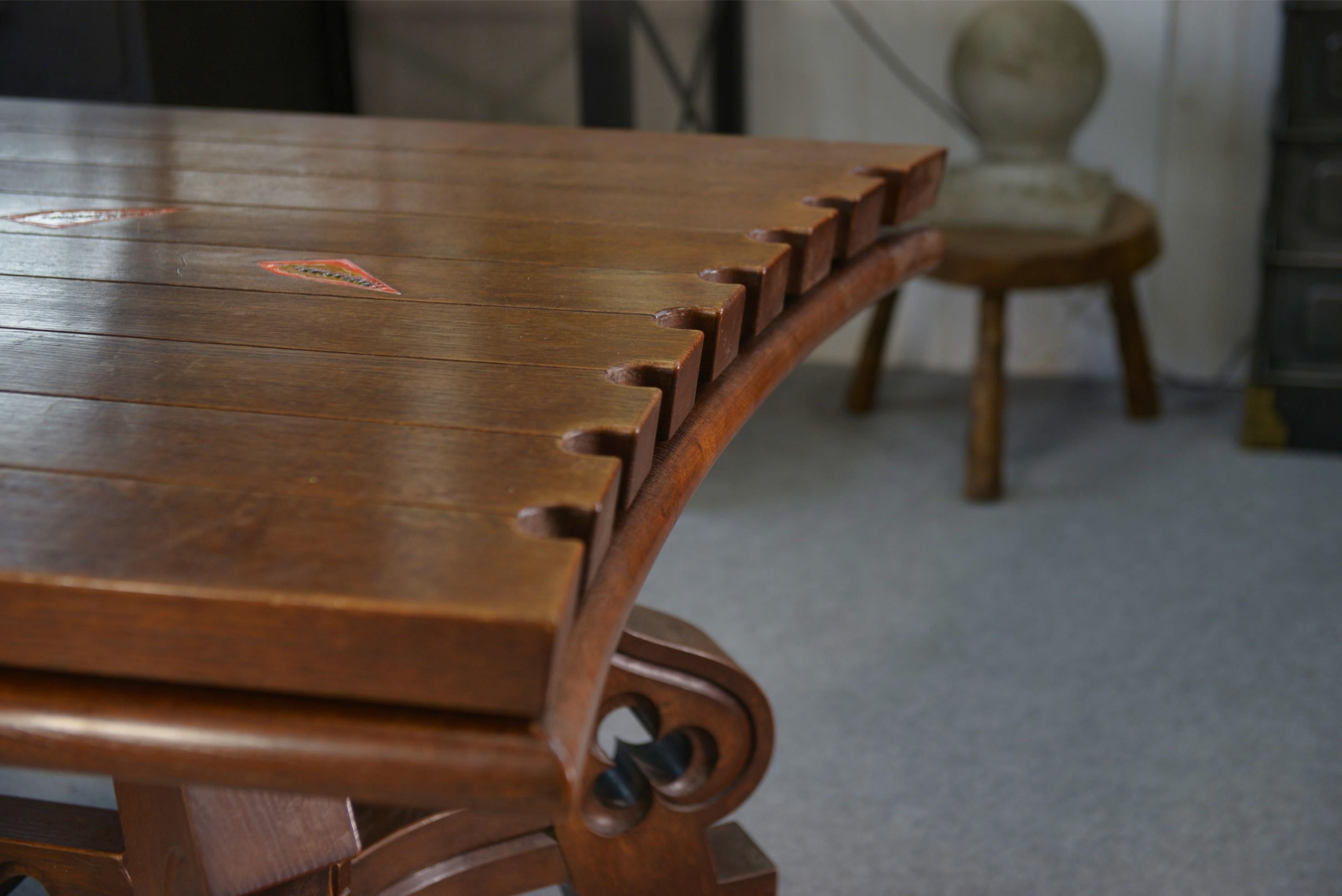 Français Table en chêne rustique avec incrustations de céramiques style Joseph Savina en vente