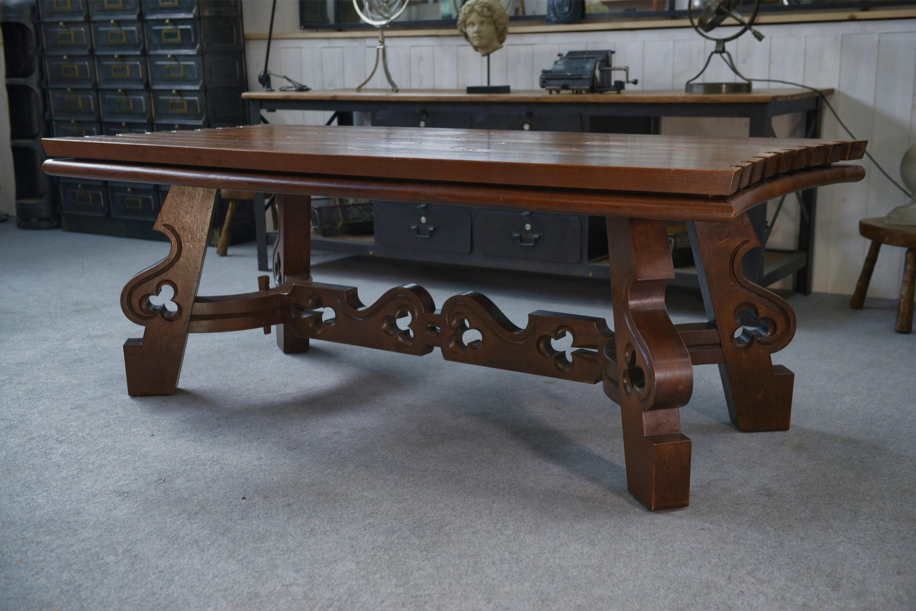 Table en chêne rustique avec incrustations de céramiques style Joseph Savina en vente 1