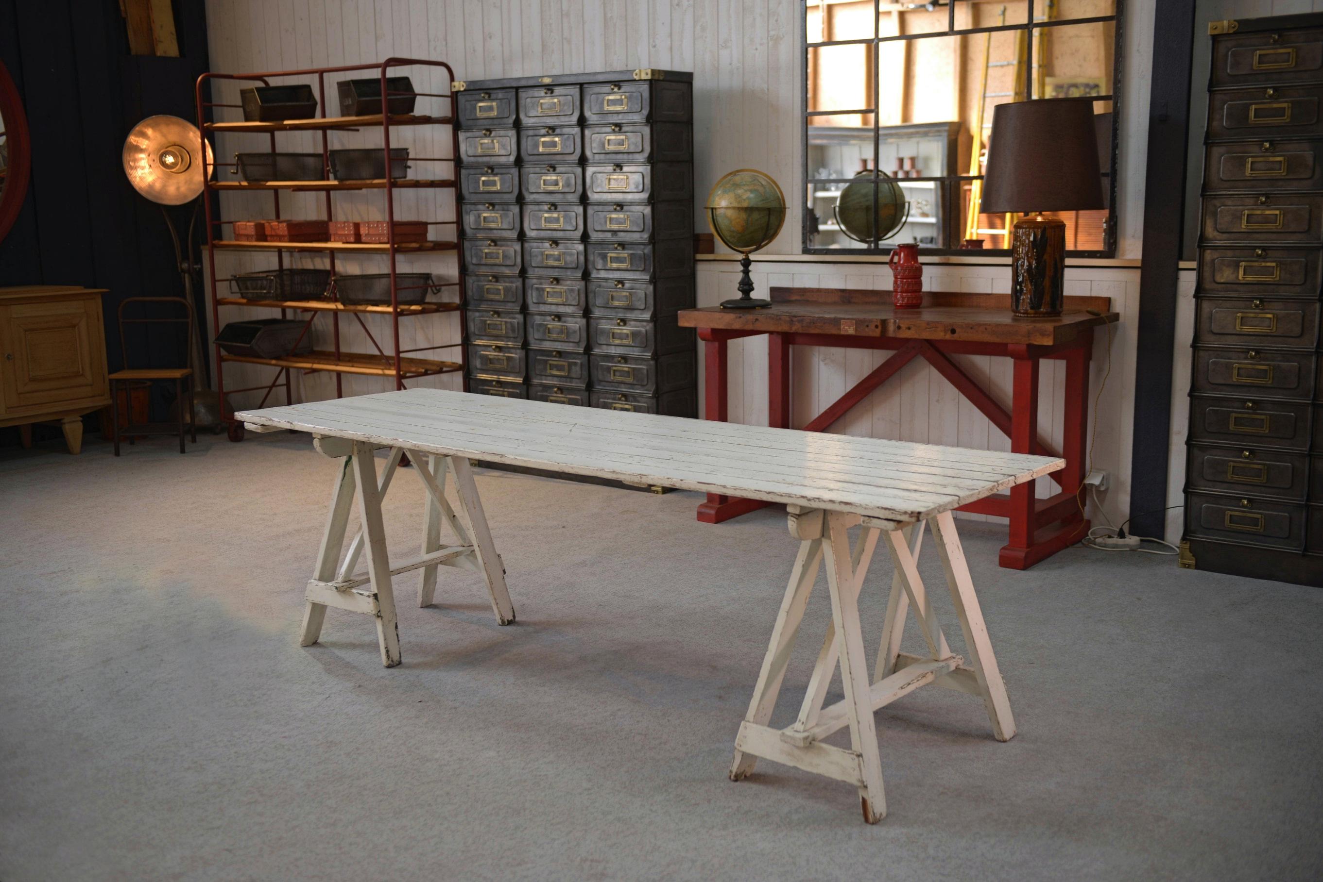 Table en pin patine blanche Años 50 Industrial en venta