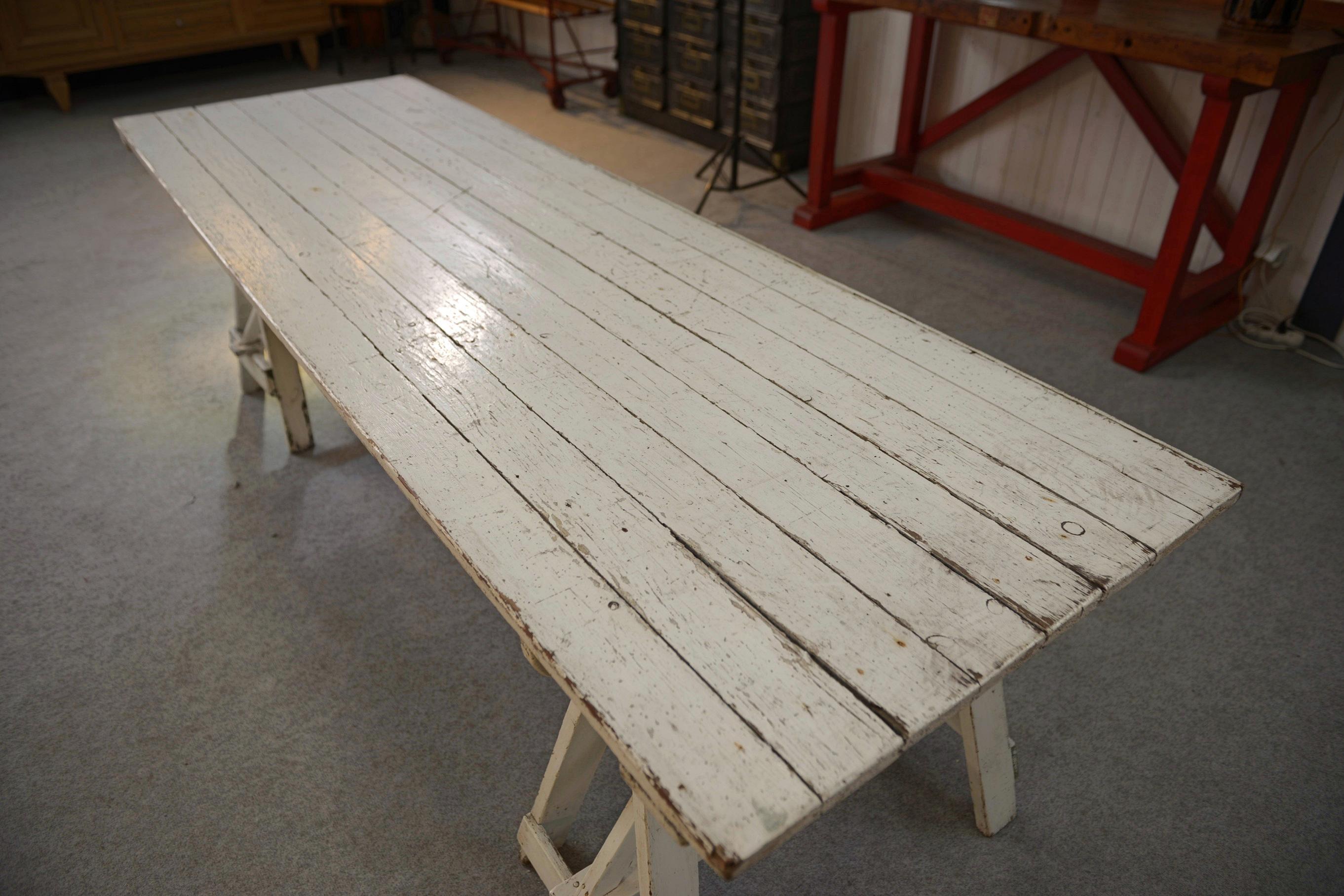 Table en pin patine blanche Años 50 Francés en venta