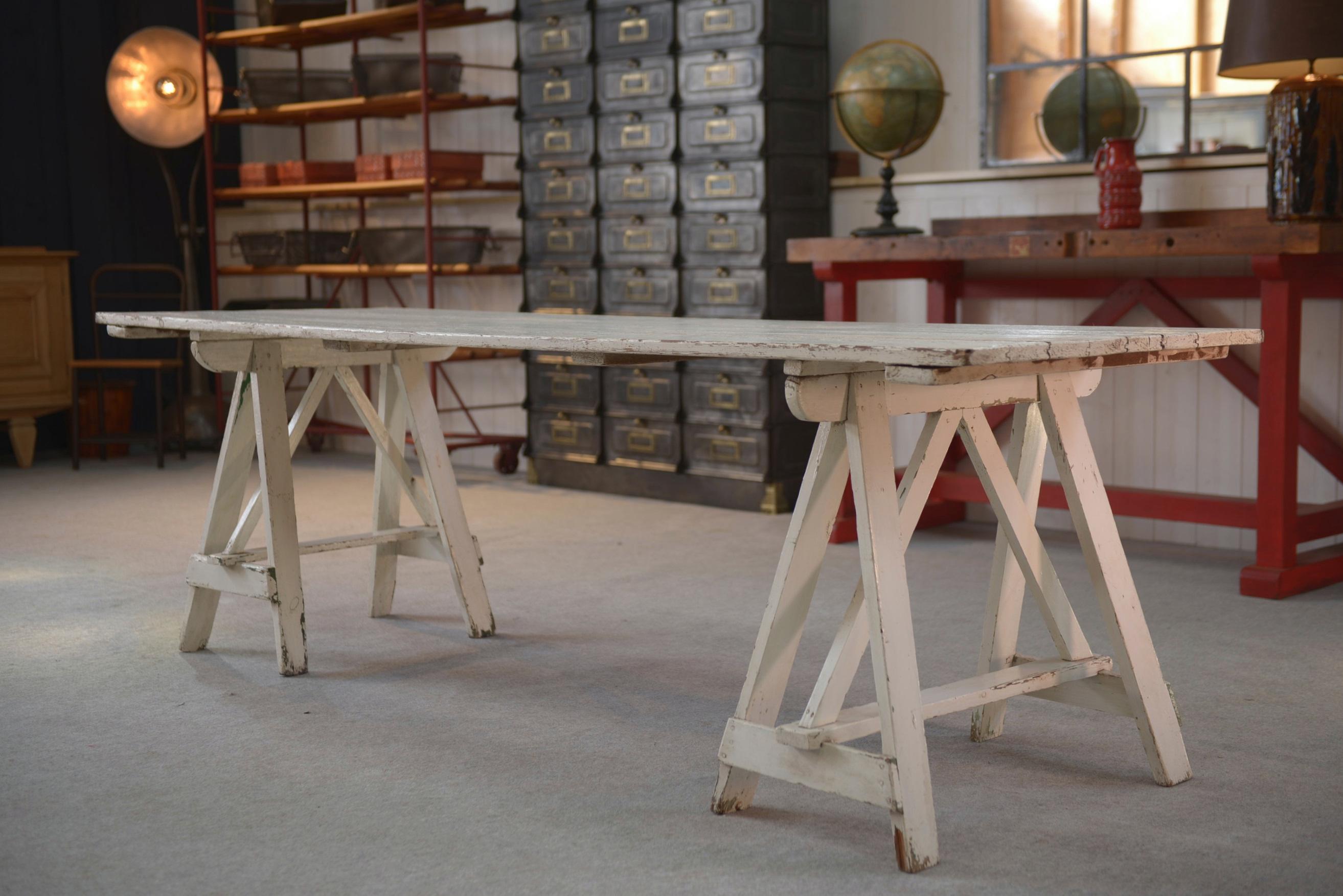 Table en pin patine blanche Años 50 Pino en venta