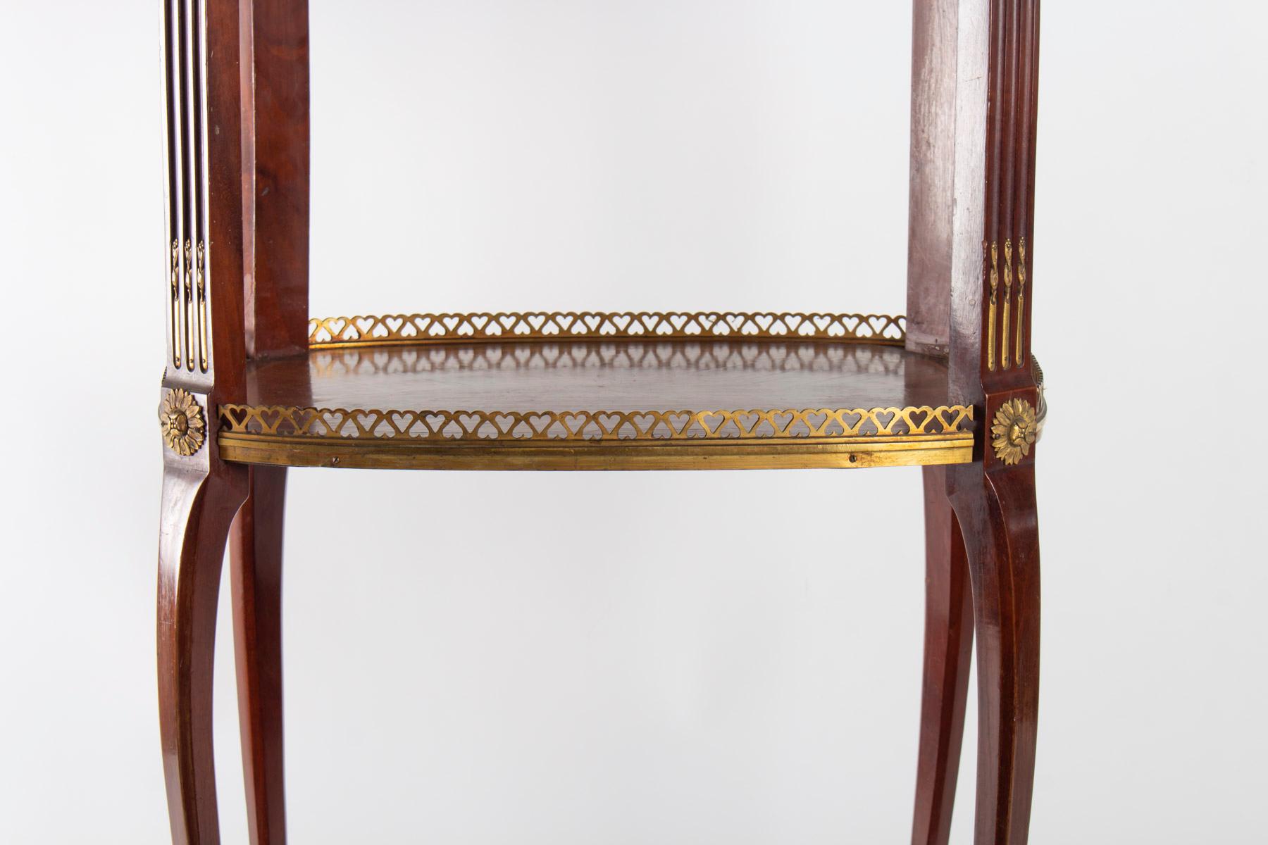 Table, end of sofa, Epoque Napoleon III, green marble, rosewood, violet wood, gilt bronze origin
Measures: H 75cm, W 42cm, D 31cm.