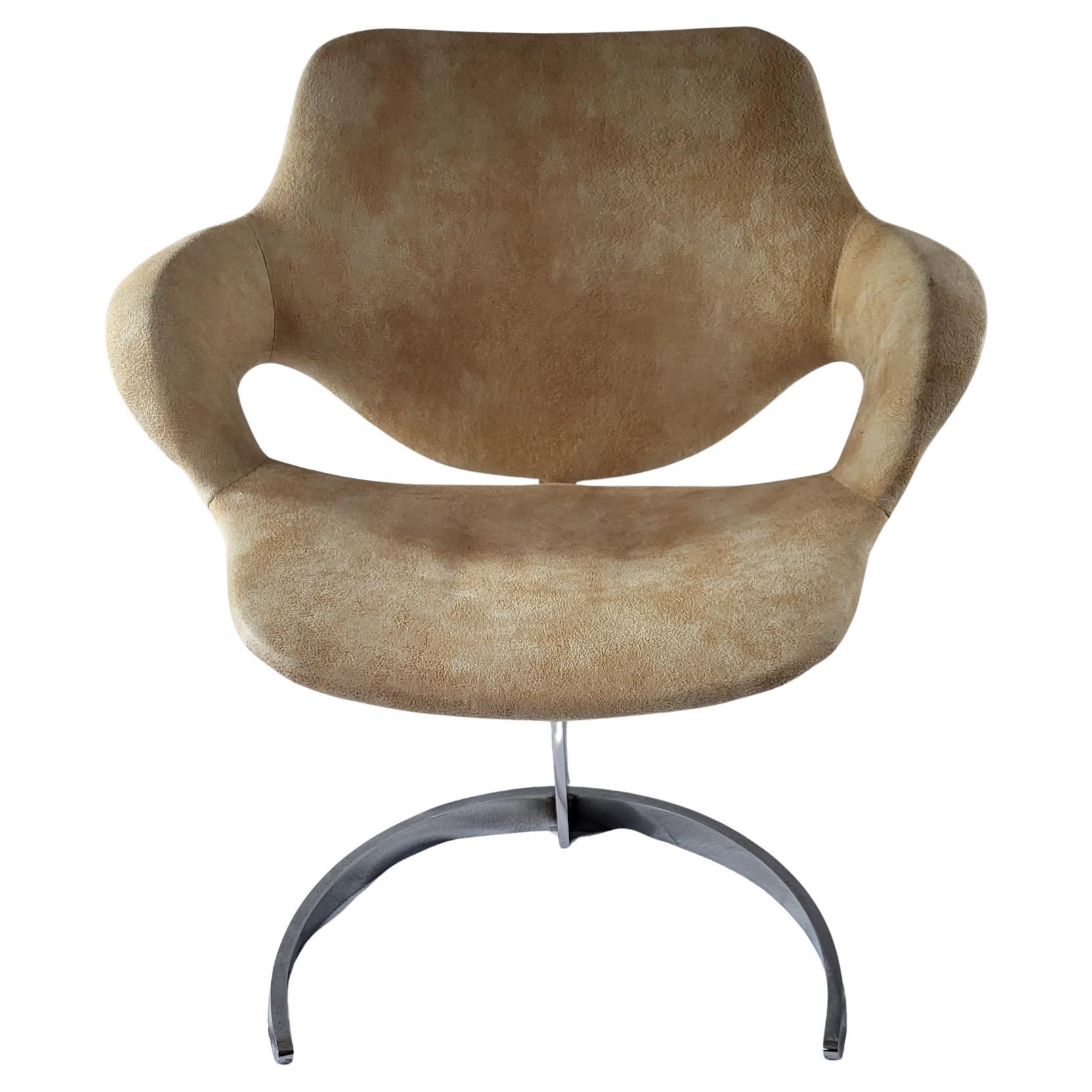 L'ensemble conçu par Boris Tabacoff dans les années 1970 est un parfait exemple de la fusion entre élégance et modernité. Composé d'une table à plateau en marbre veiné blanc et crème, exceptionnellement rare et en parfait état, il évoque une
