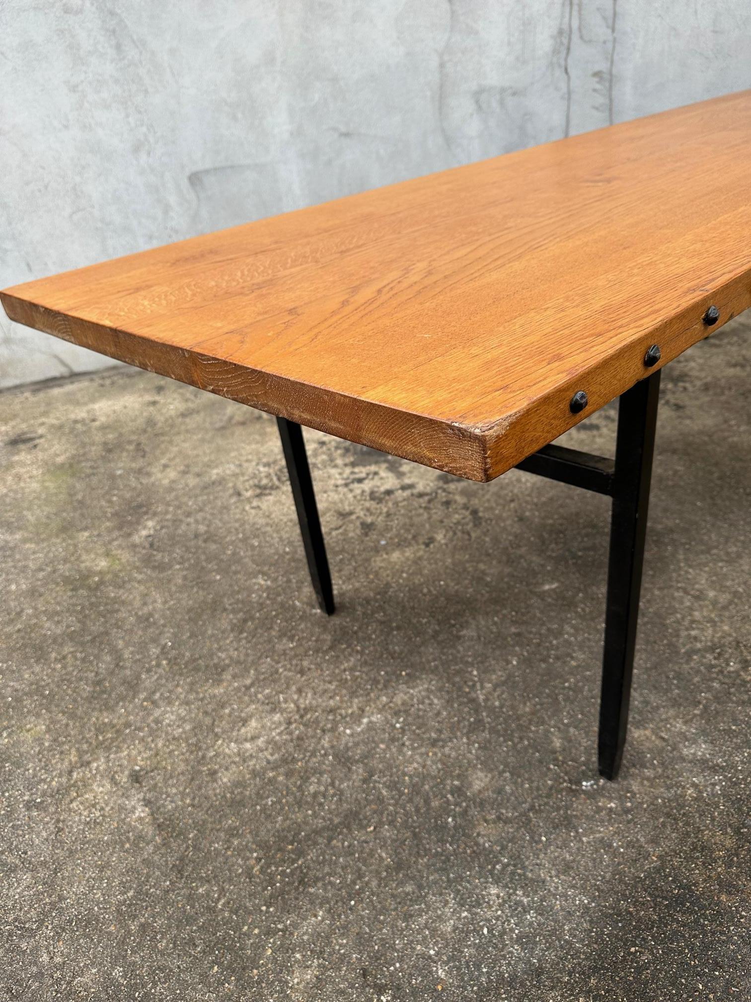 Rare table des ateliers Marolles.
Elle est magnifique par sa taille et sa conception.
250 cm de longueur.
