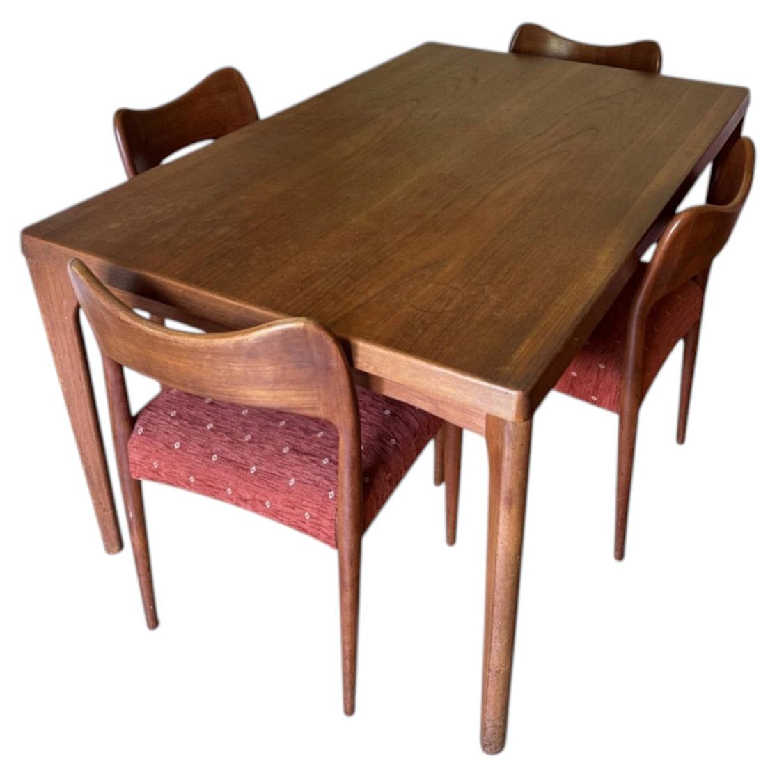 Table et chaises salle à manger, par Henning Kjaernulf pour Vejle Stole For Sale