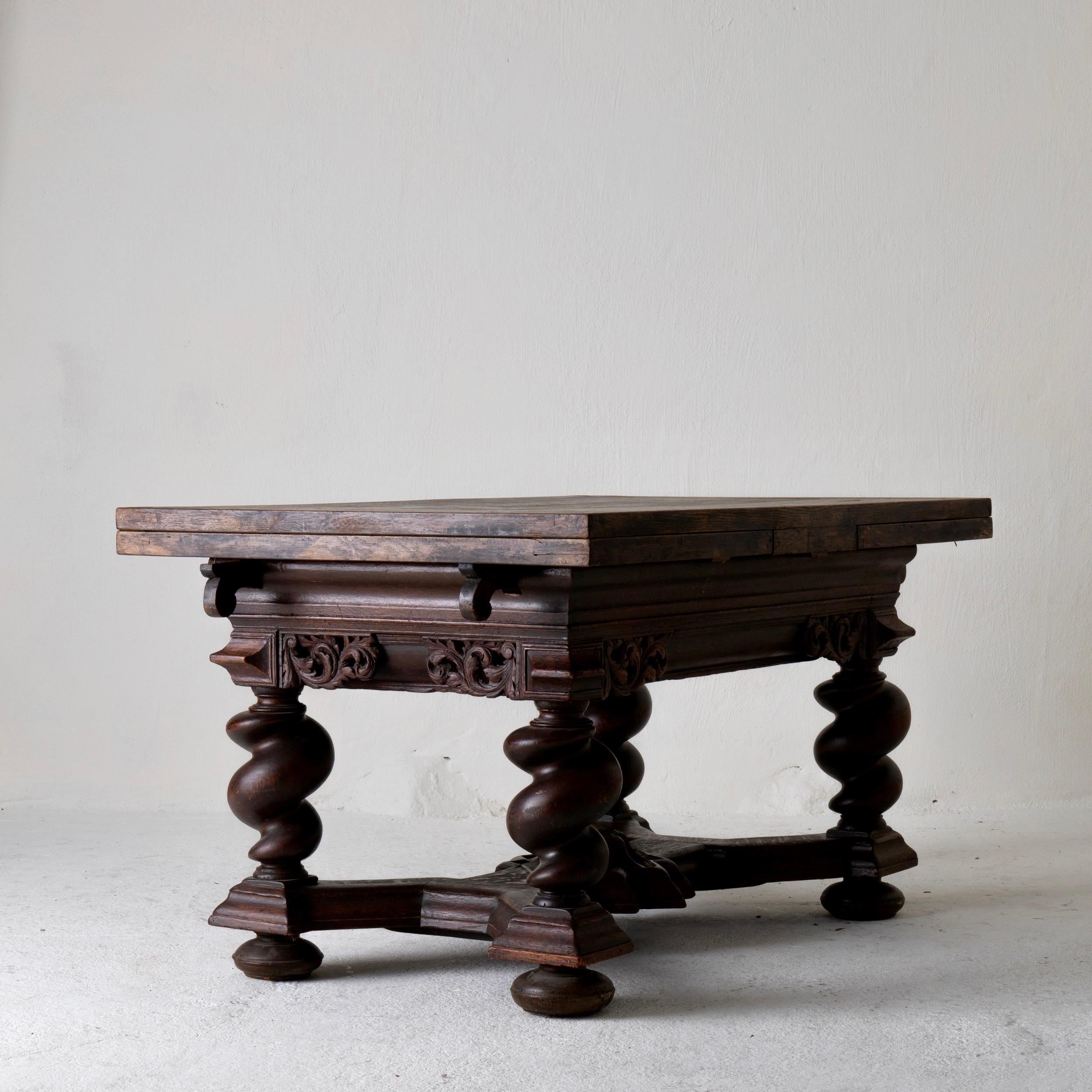 Table Extendable Swedish Baroque Oak Swedish In Good Condition In New York, NY