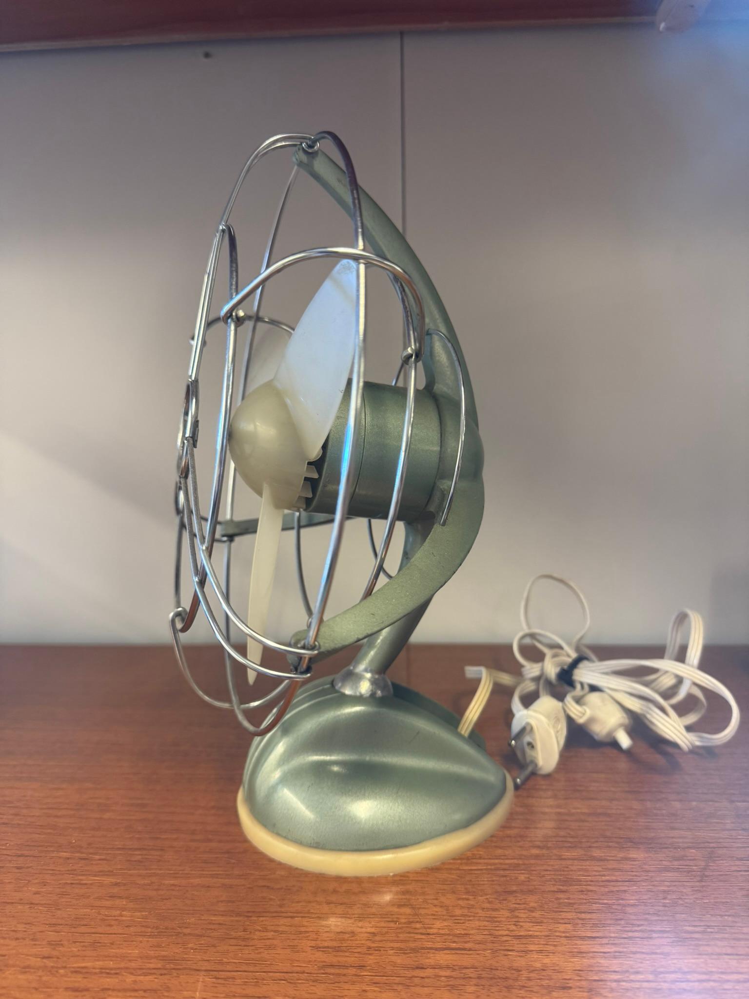 Mid-Century moderno Ventilatore da tavolo Ercolle Marelli, Mod. I 202, Made in Italy 1951 in vendita