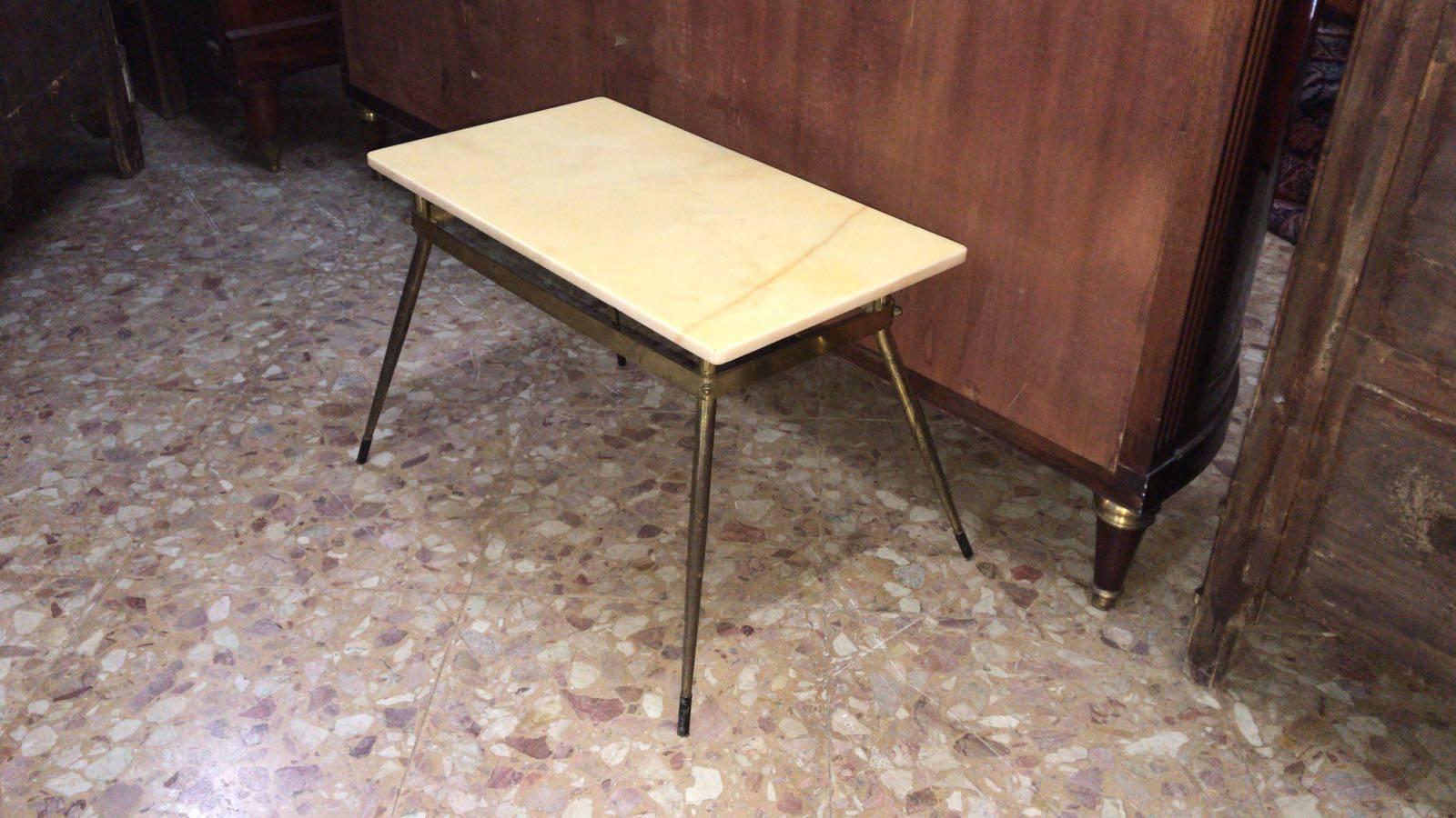 Low table coffee table with marble-style rectangular top and iron structure with brass feet, 1950s-1960s.
Excellent general condition.