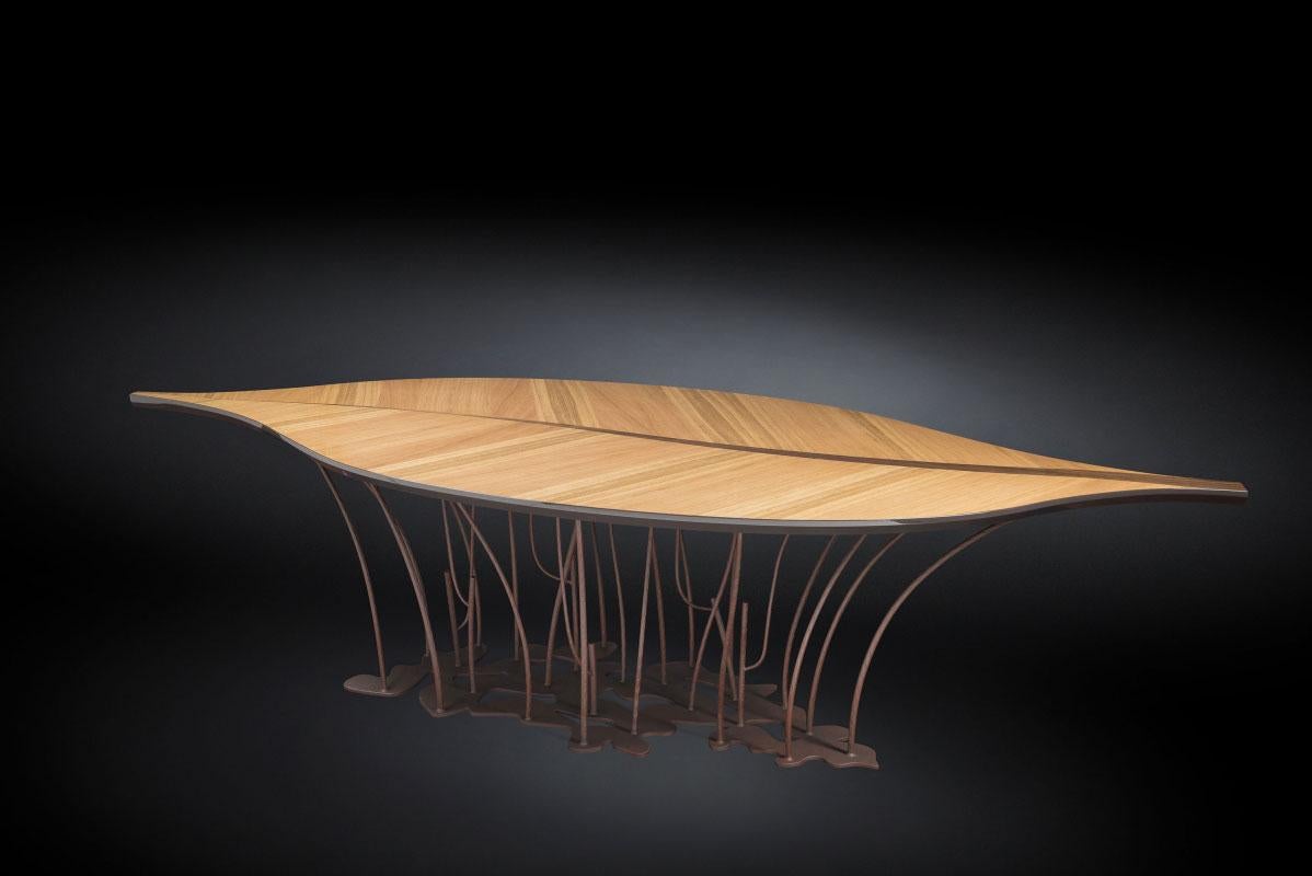 A light, suspended and impalpable leaf, which hovers in the air and is also meant to last over time, as solid as the famous Fenice Theatre in Venice. 
Oak, walnut and steel come together in a warm and indissoluble embrace. 

Technical