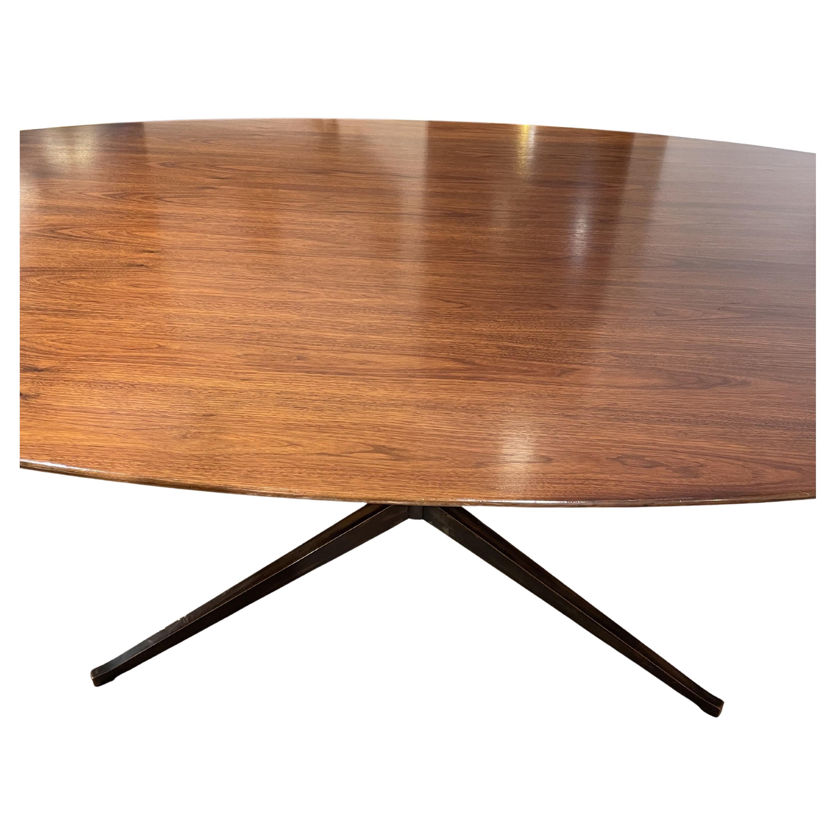 Mid-Century Modern Table Florence Knoll plateau en noyer en vente