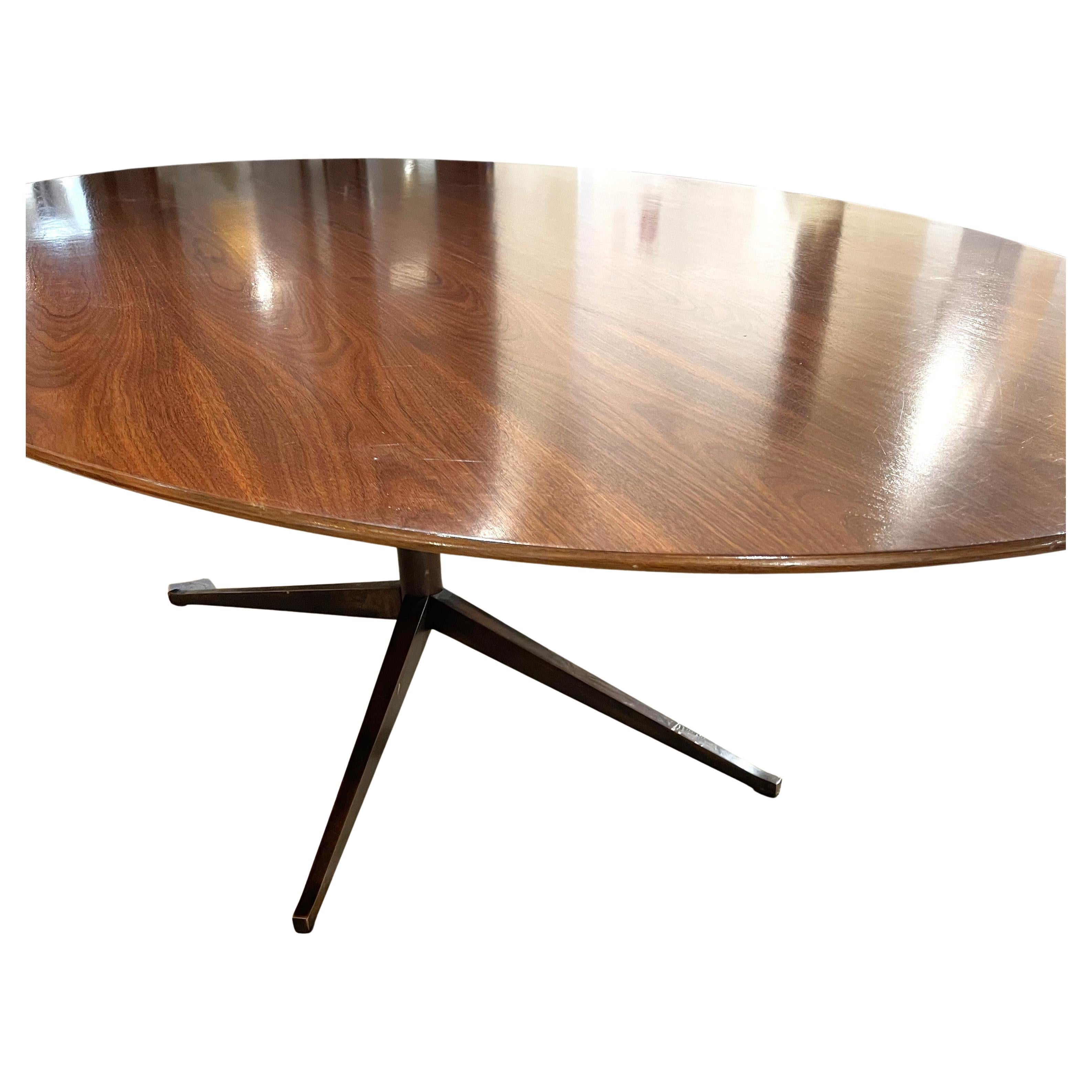 Travail du bois Table Florence Knoll plateau en noyer en vente