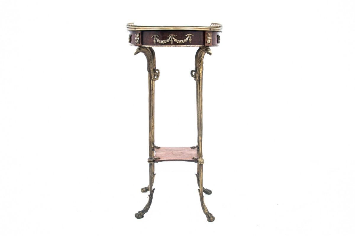 Table - flowerbed, France, mid-19th century XX century.

Very good condition.

material: brass + wood (walnut)

dimensions :

height 81 cm dia. 40 cm