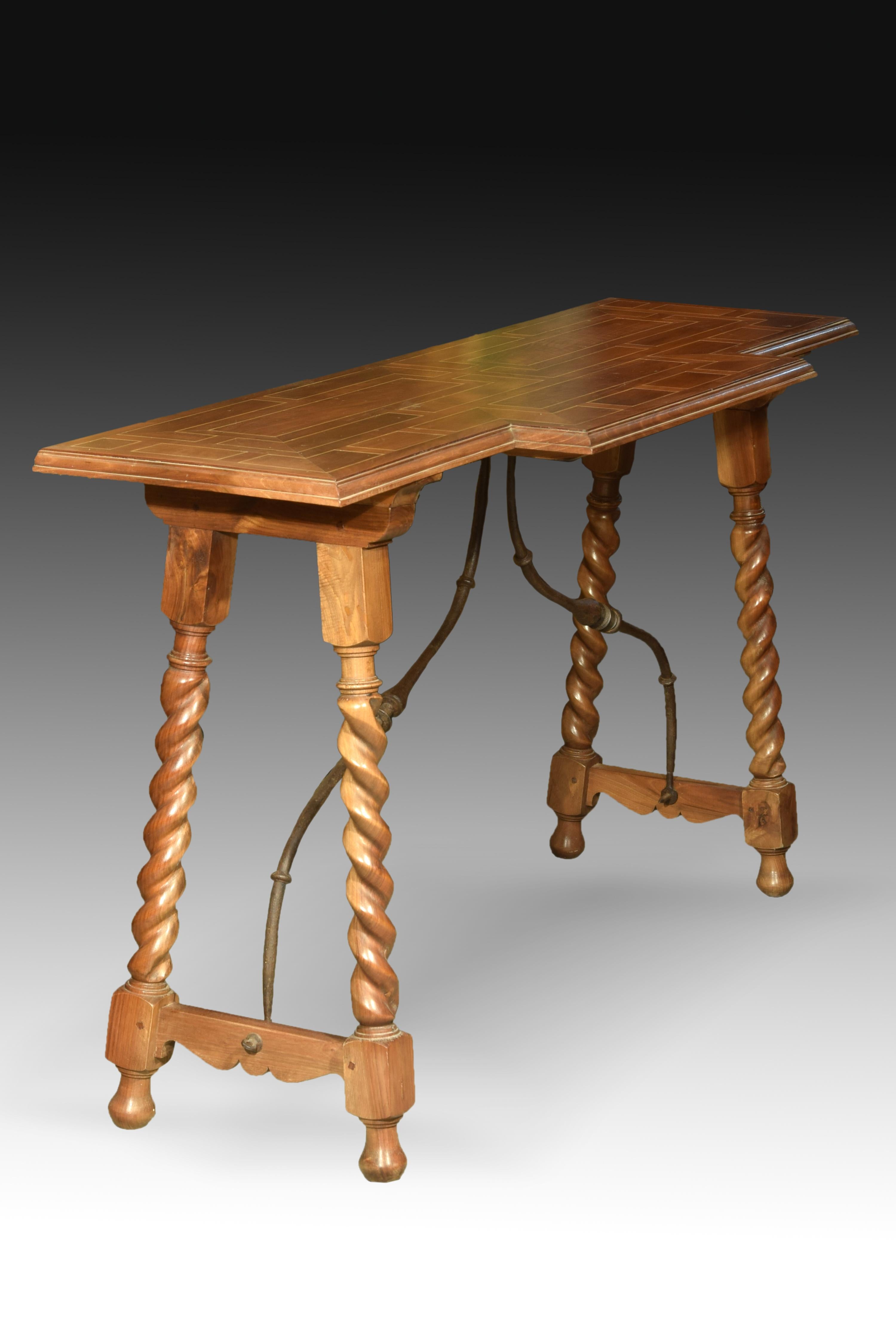 Rectangular board table with projection on the front designed to enhance a desk or bargueño. The legs, with Solomonic turning, have simple chambranas that start from the lower knot, and from these chambranas arise two curved fasteners decorated with