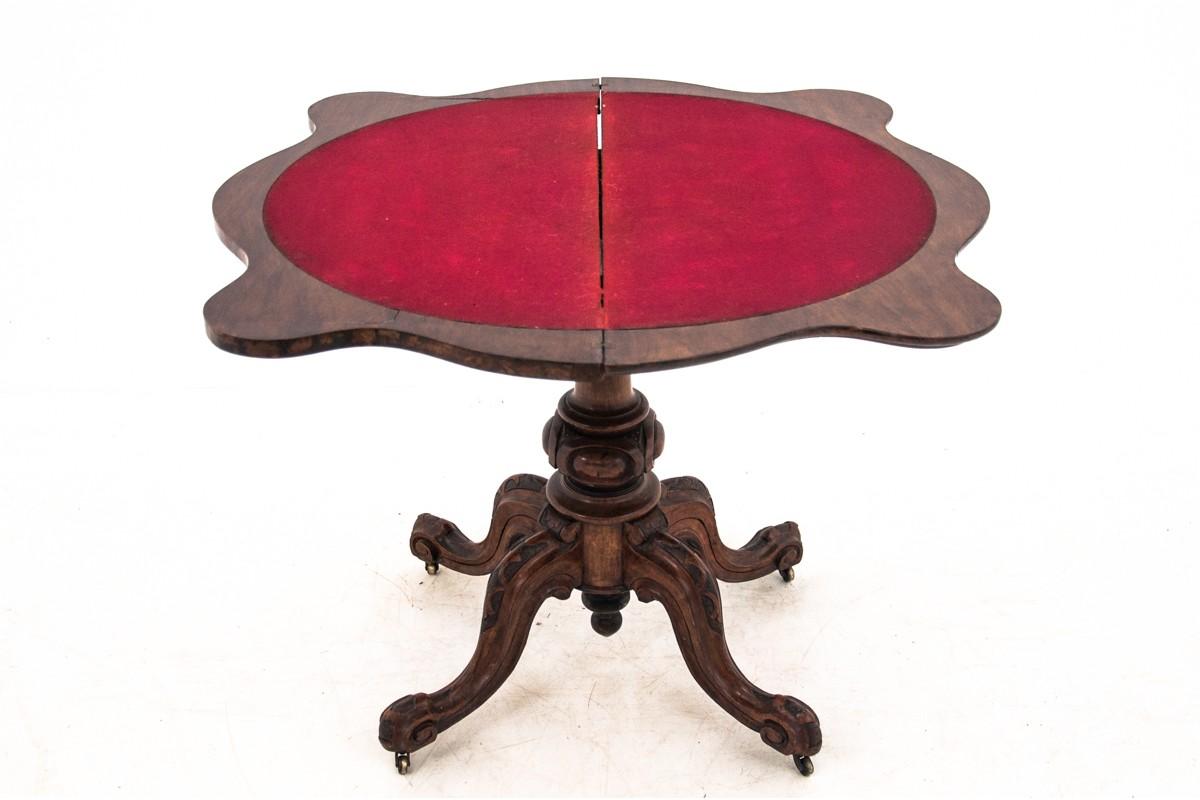 An antique gaming table
Made in walnut wood.
  