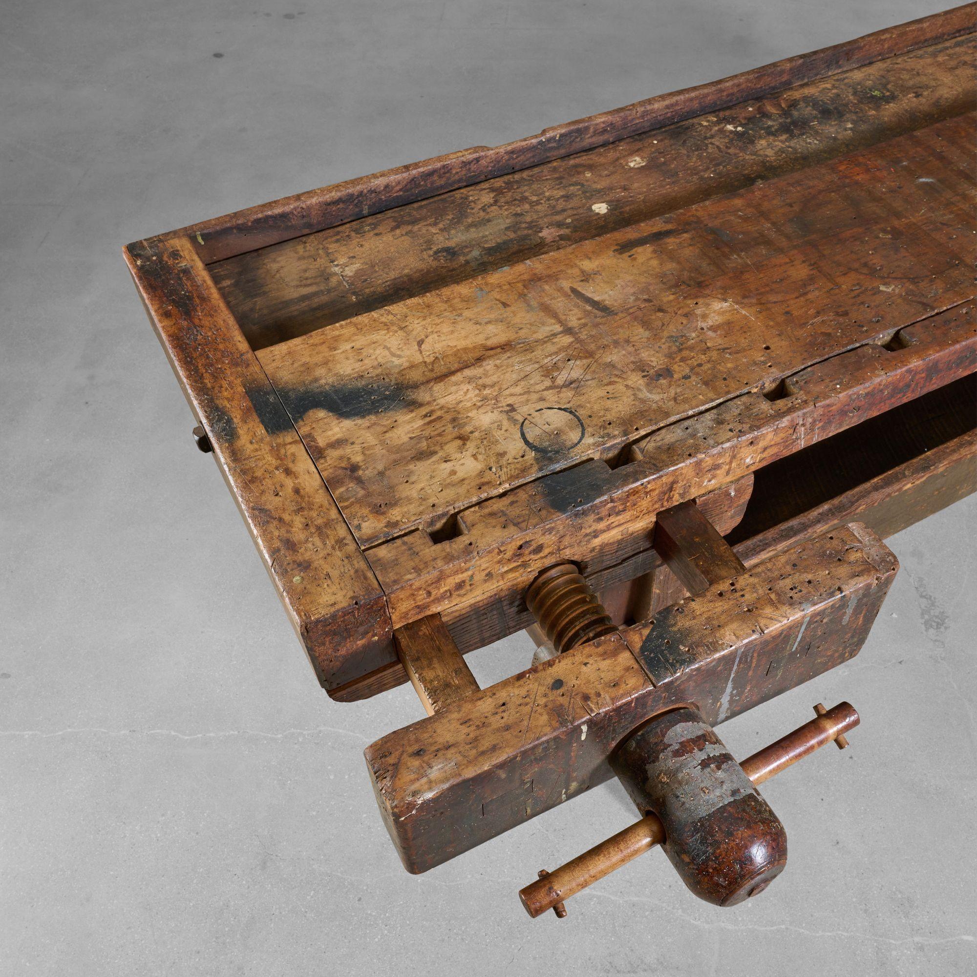 Holzarbeitstisch mit zwei Schraubstöcken und unterer Ablage. Hergestellt aus hartem Ahornholz.