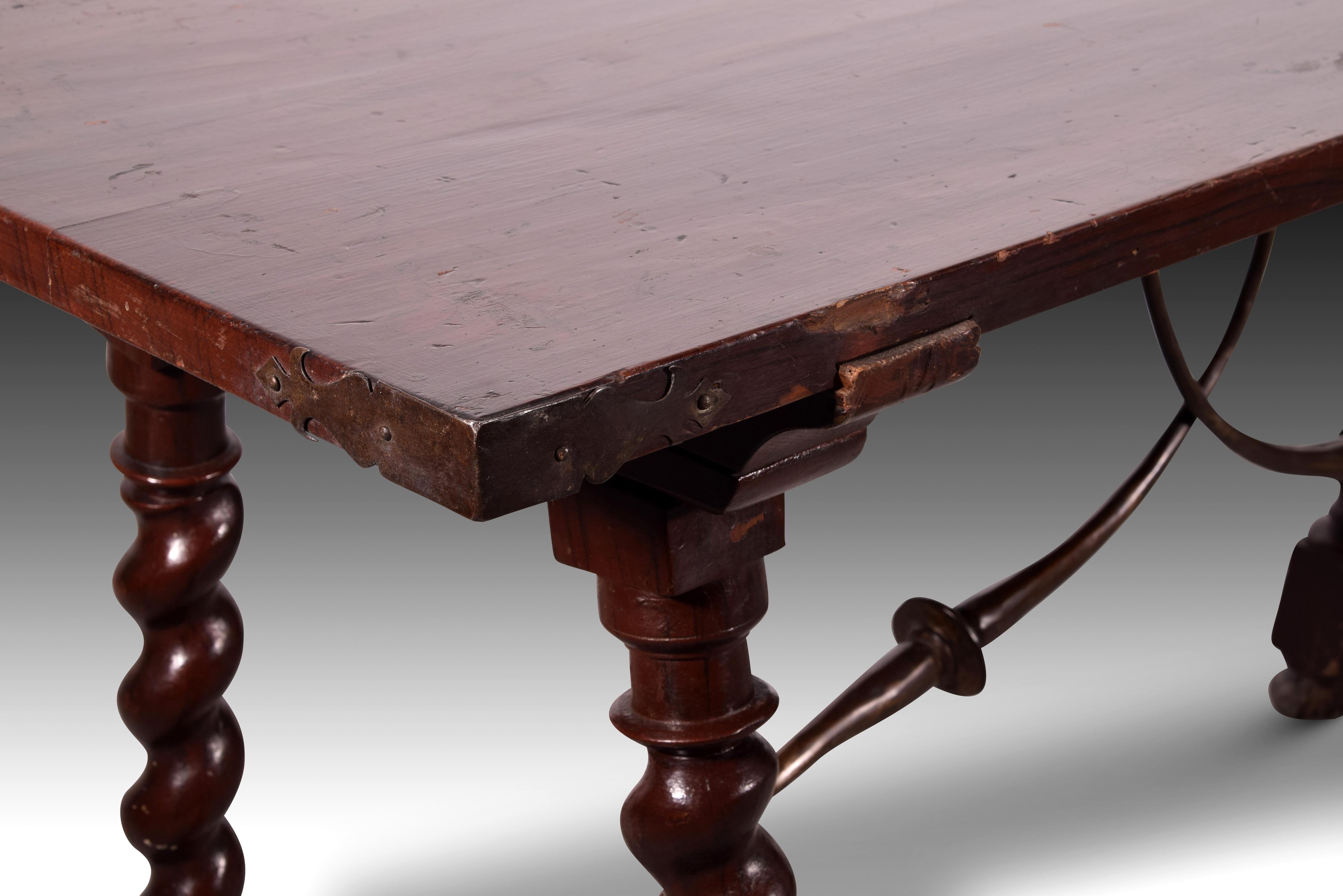 Bargueñera table with spiral leg. Pine and beech wood, iron. Century XVIII. 
Rectangular board table made of pine wood and turned beech wood legs in the shape of spiral columns, which are joined, two by two, by means of a lower chambrane also