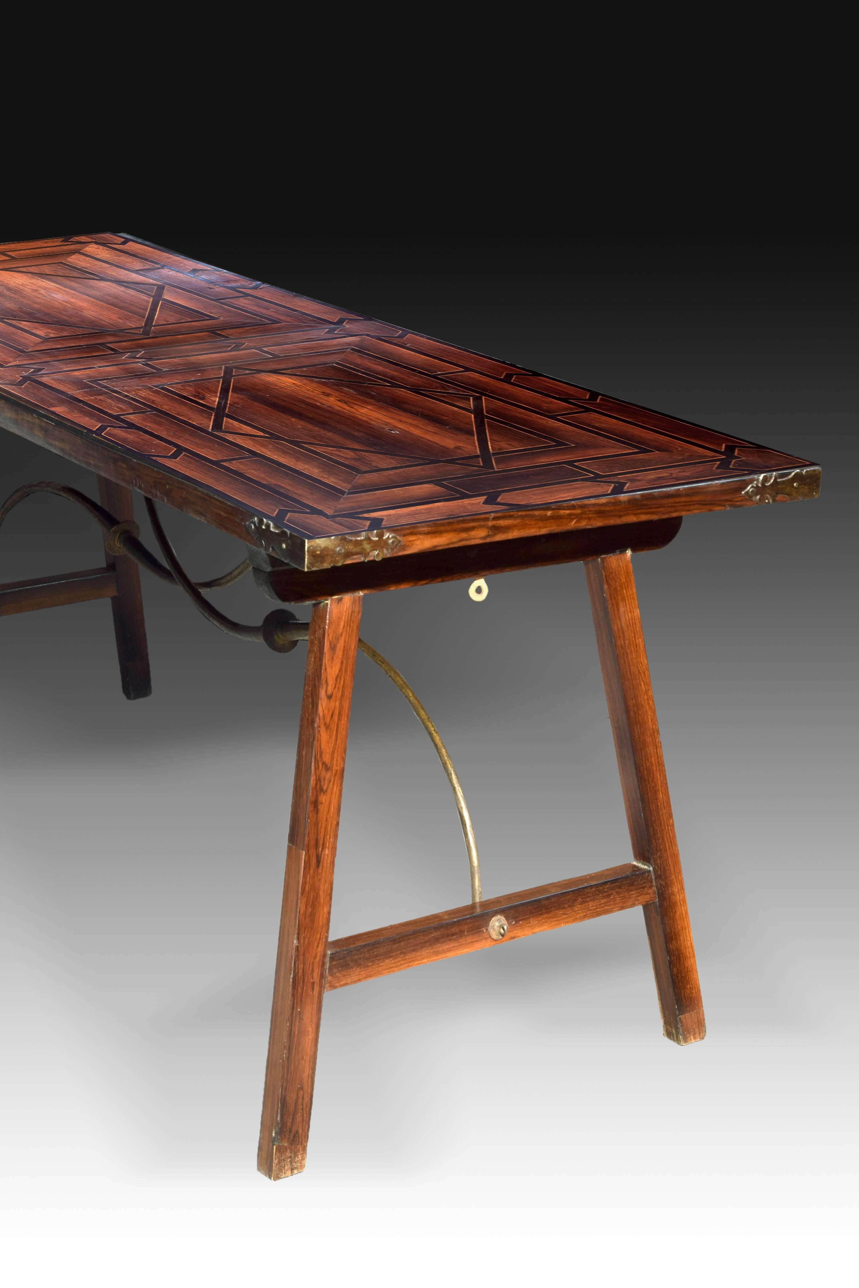 Néoclassique Table pour bureau espagnol, bois de rose, bois et fer forgé, Espagne, 18ème siècle en vente