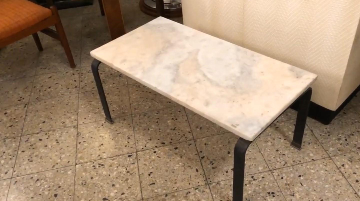 Tisch, Frankreich, 1930, aus Marmor und Eisen, Art déco im Zustand „Gut“ im Angebot in Ciudad Autónoma Buenos Aires, C