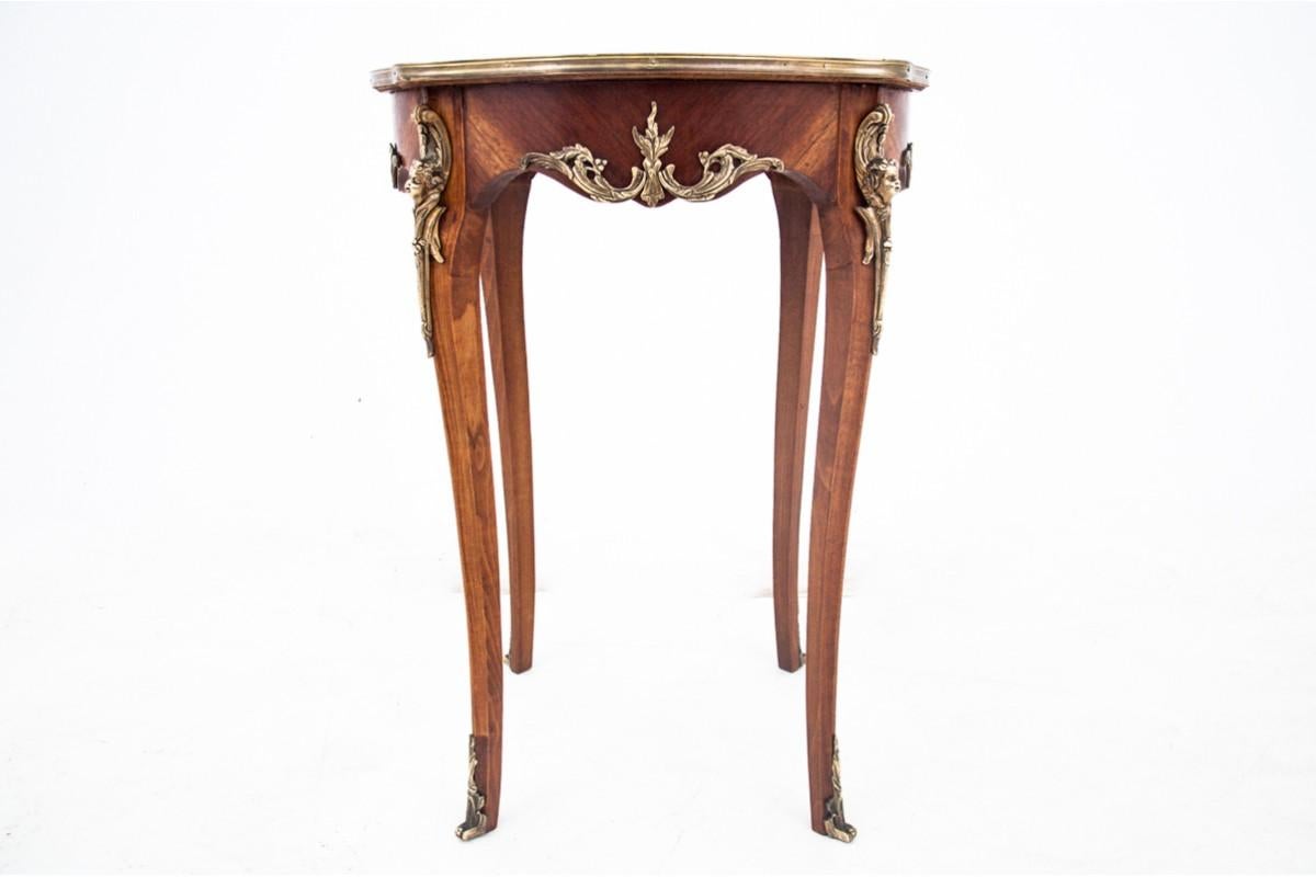 Table, France, circa 1880.

Very good condition.

Wood: walnut

dimensions: height 76 cm diameter 56 cm