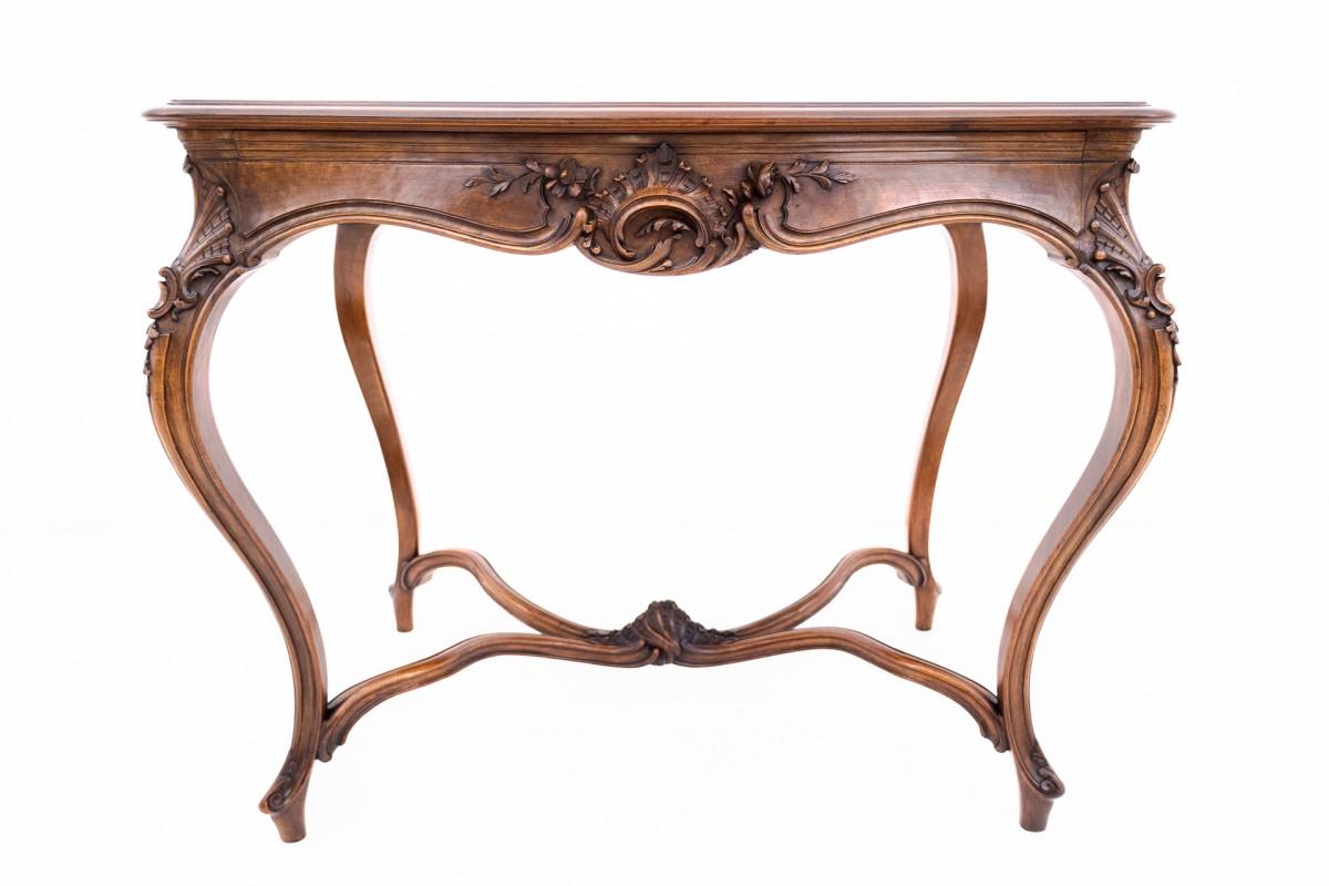 Table, France, vers 1890.

Très bon état.

Bois : noyer

dimensions : hauteur : 75 cm, longueur : 95 cm, profondeur. 65 cm