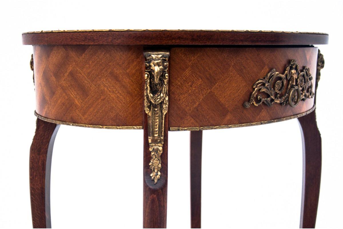 Noyer Table, France, première moitié du XXe siècle. en vente