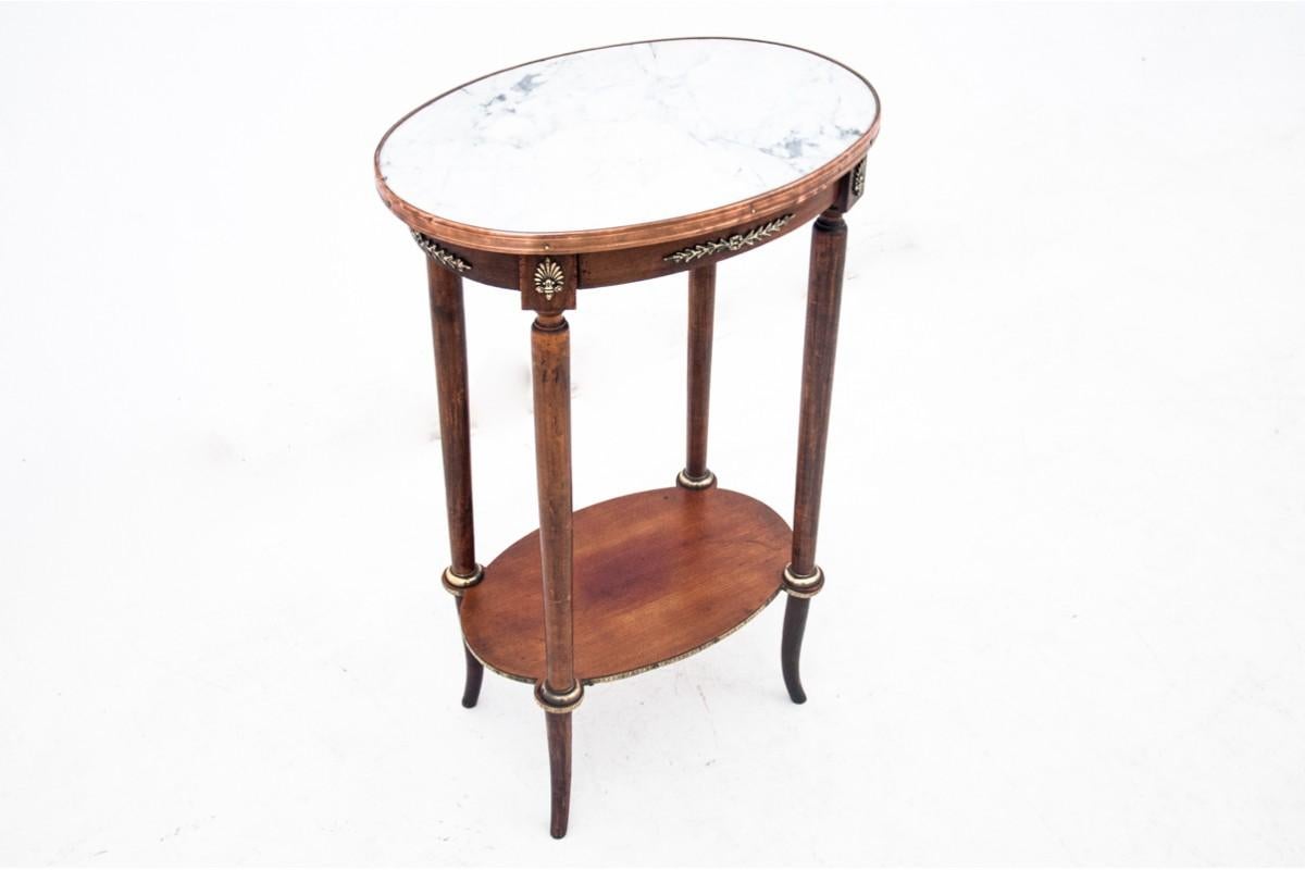 Table, France, mid-18th century of the twentieth century.

Very good condition.

Wood: walnut

dimensions: height 78 cm width 51 cm depth 36 cm