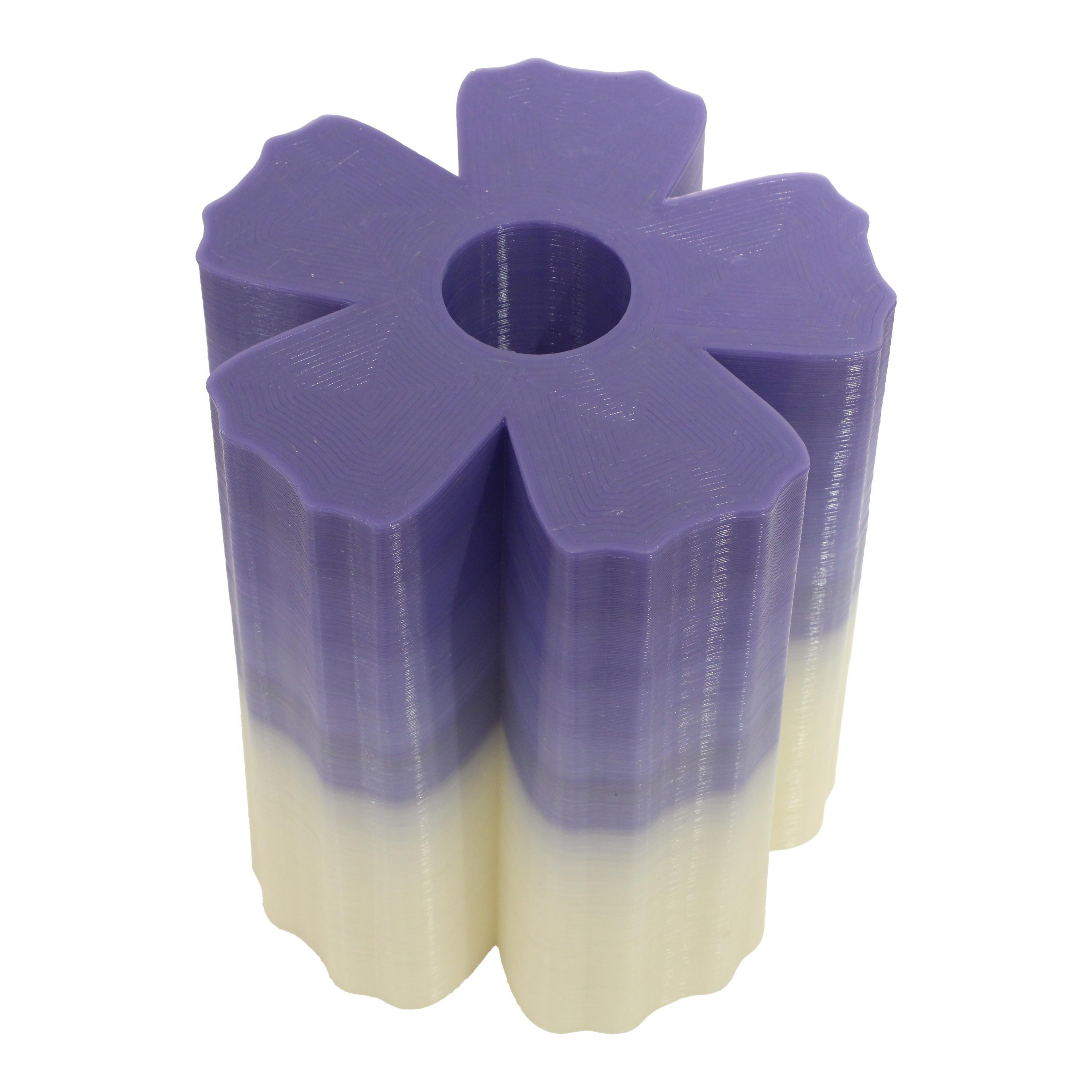 Where the Flowers Dwell est une collection de tables sculpturales créées par la designer espagnole Marina Fernández Ramos grâce à l'impression 3D. Chaque pièce s'inspire des géométries naturelles de trois fleurs sauvages, Malva, Doronicum et Silene,