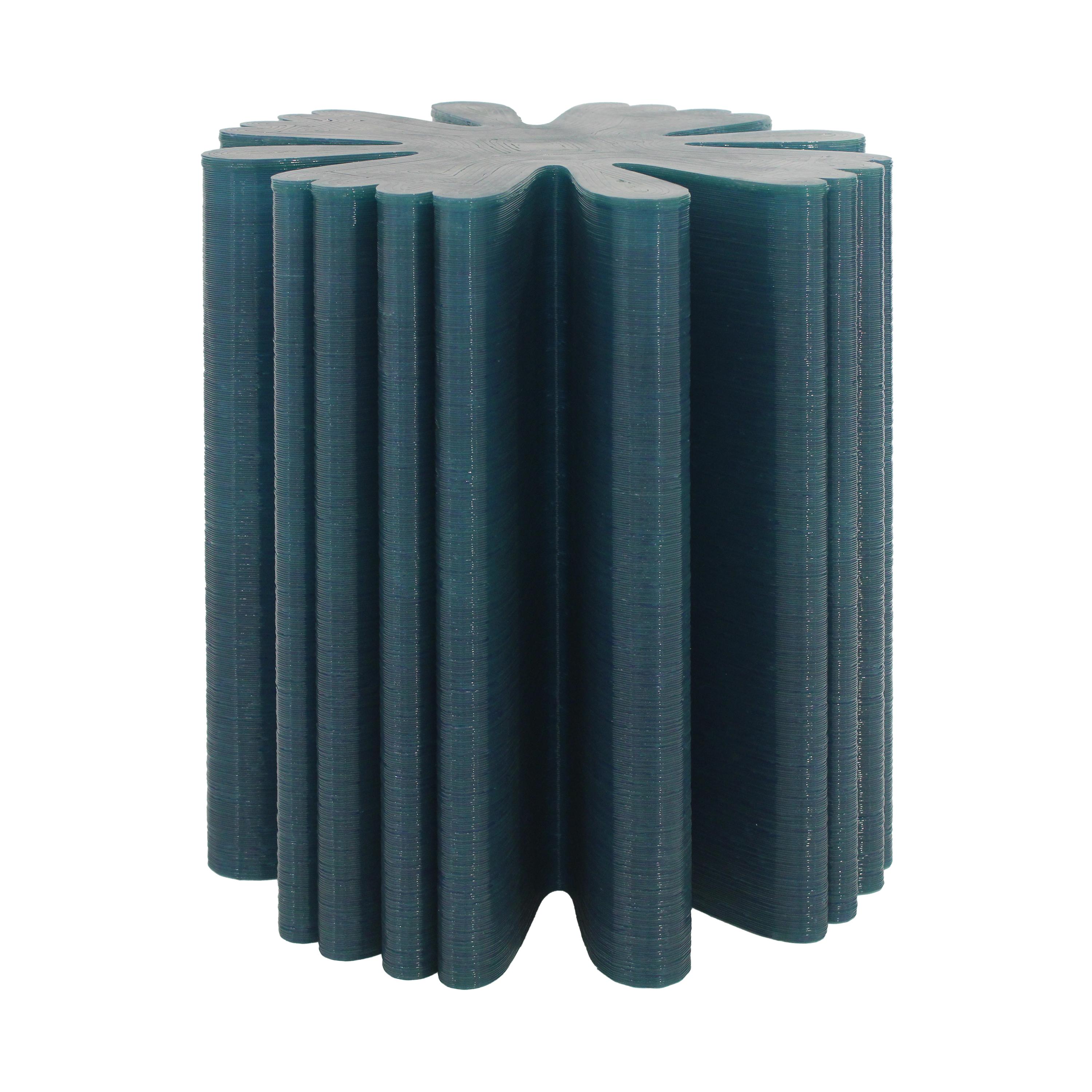 Where the Flowers Dwell è una collezione di tavoli scultorei creati dalla designer spagnola Marina Fernández Ramos attraverso la stampa 3D. Ogni pezzo trae ispirazione dalle geometrie naturali di tre fiori selvatici, Malva, Doronicum e Silene,