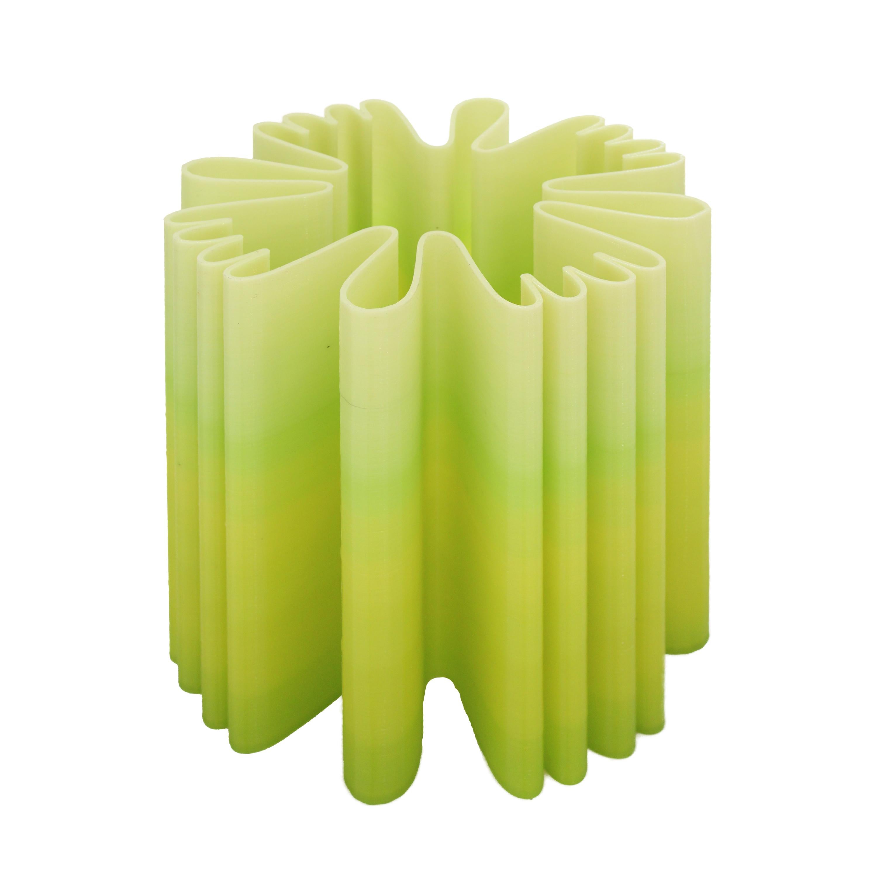 Where the Flowers Dwell è una collezione di tavoli scultorei creati dalla designer spagnola Marina Fernández Ramos attraverso la stampa 3D. Ogni pezzo trae ispirazione dalle geometrie naturali di tre fiori selvatici, Malva, Doronicum e Silene,