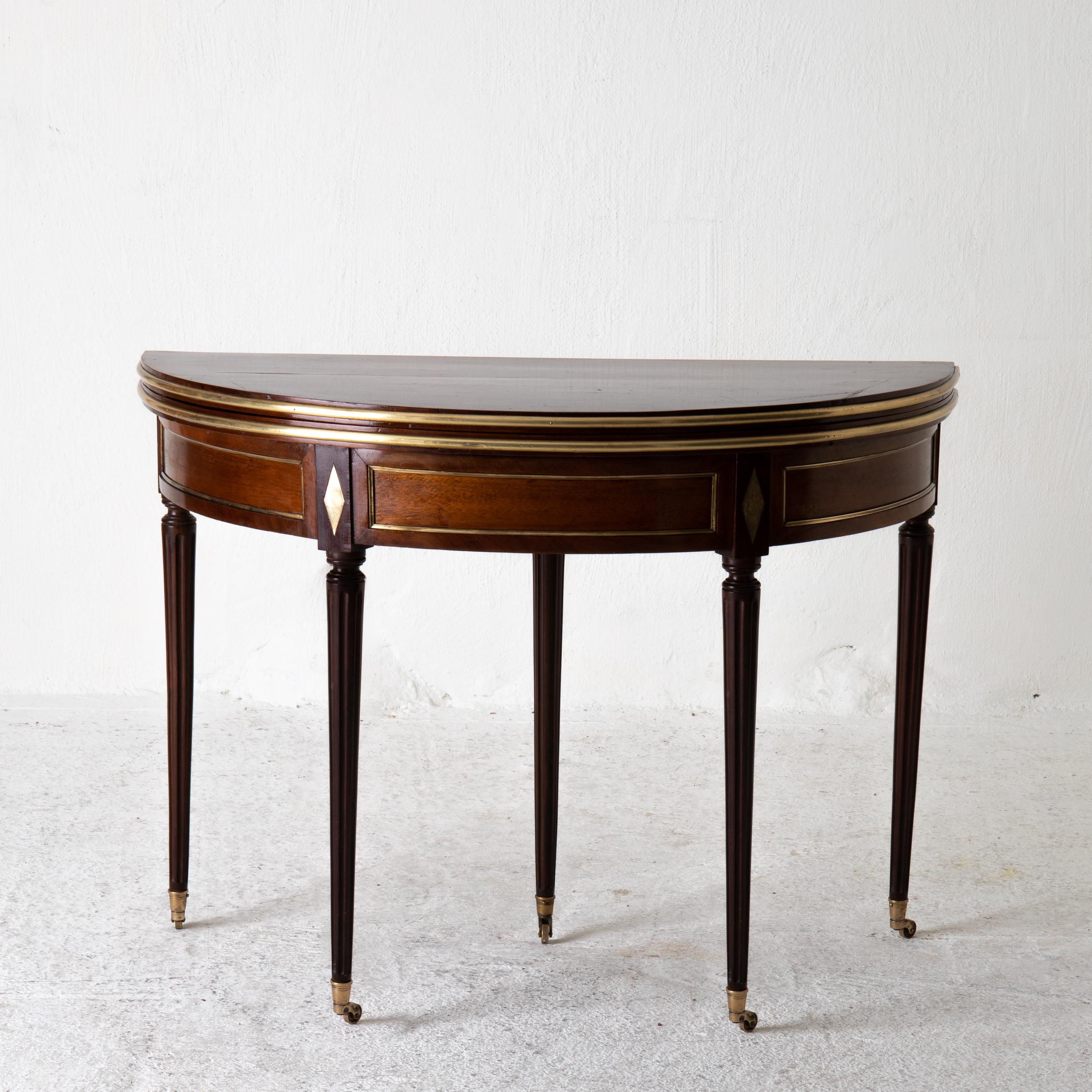 Tischspiel Directoire 19. Jahrhundert Französisch Mahagoni Messing Lederplatte, Frankreich. Ein Spieltisch aus dem 19. Jahrhundert in Frankreich. Demi lune öffnet sich zu einem runden Tisch. Die geriffelten und abgerundeten Beine enden in